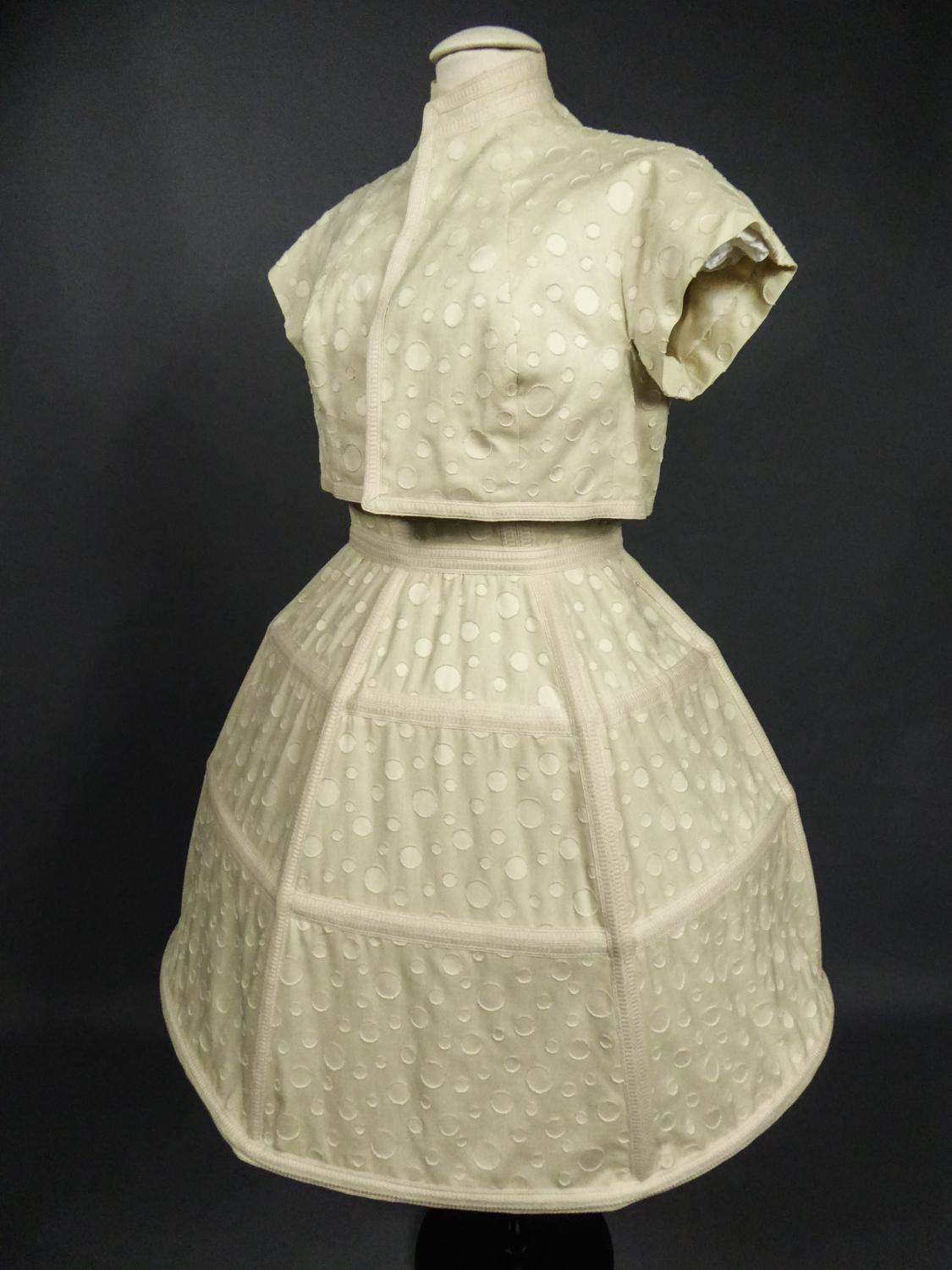 Circa 1980
France

Superbe ensemble de style Baby Doll comprenant une robe à cerceaux, un bermuda et un boléro de la maison de couture Andrée Vizir à Lyon et datant des années 1980. De la garde-robe de Mme Augier, propriétaire du Negresco Palace à
