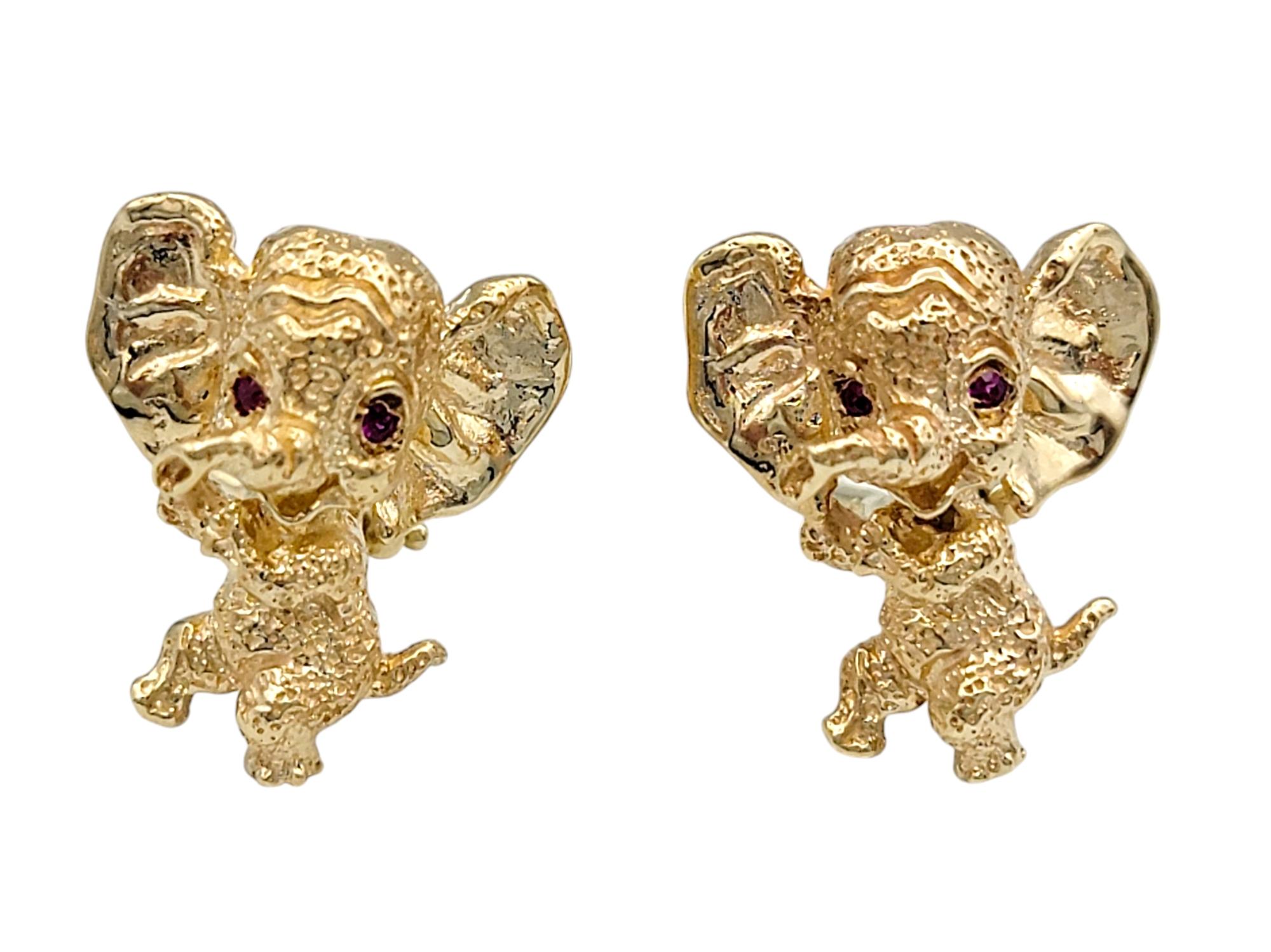 Questi incantevoli orecchini a clip a forma di elefantino sono un richiamo giocoso ed elegante alle creature più amate della natura. Realizzato con maestria in oro giallo 14 carati, ogni orecchino è un capolavoro in miniatura. Gli intricati dettagli