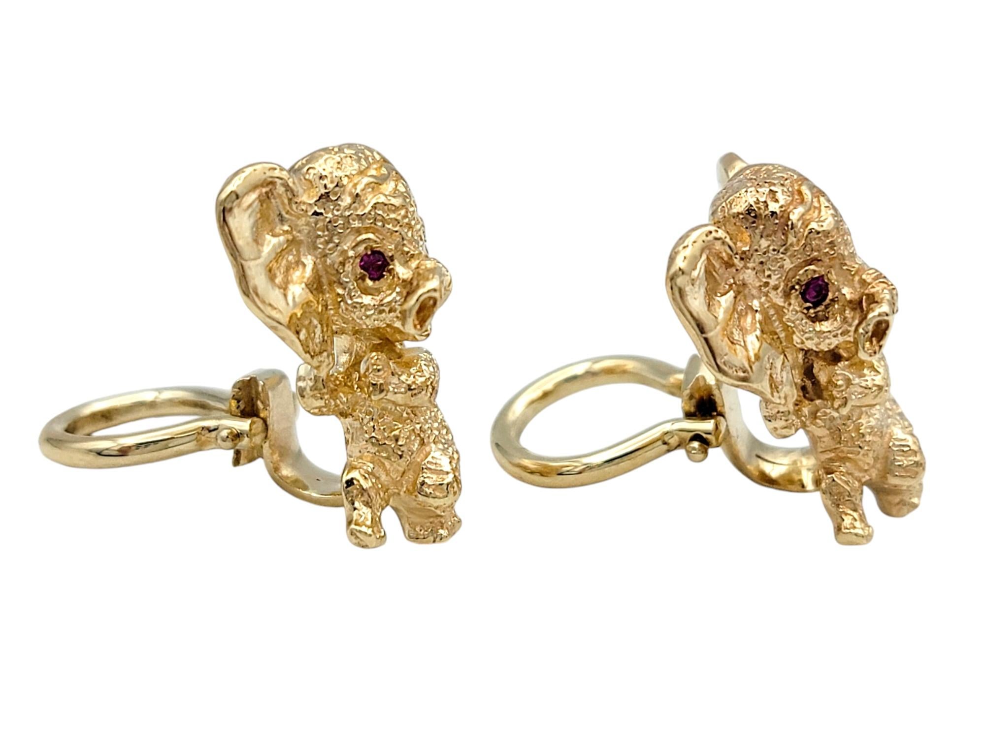 Taglio rotondo Orecchini a clip Baby Elephant con cristalli rosa in oro giallo 14 carati in vendita
