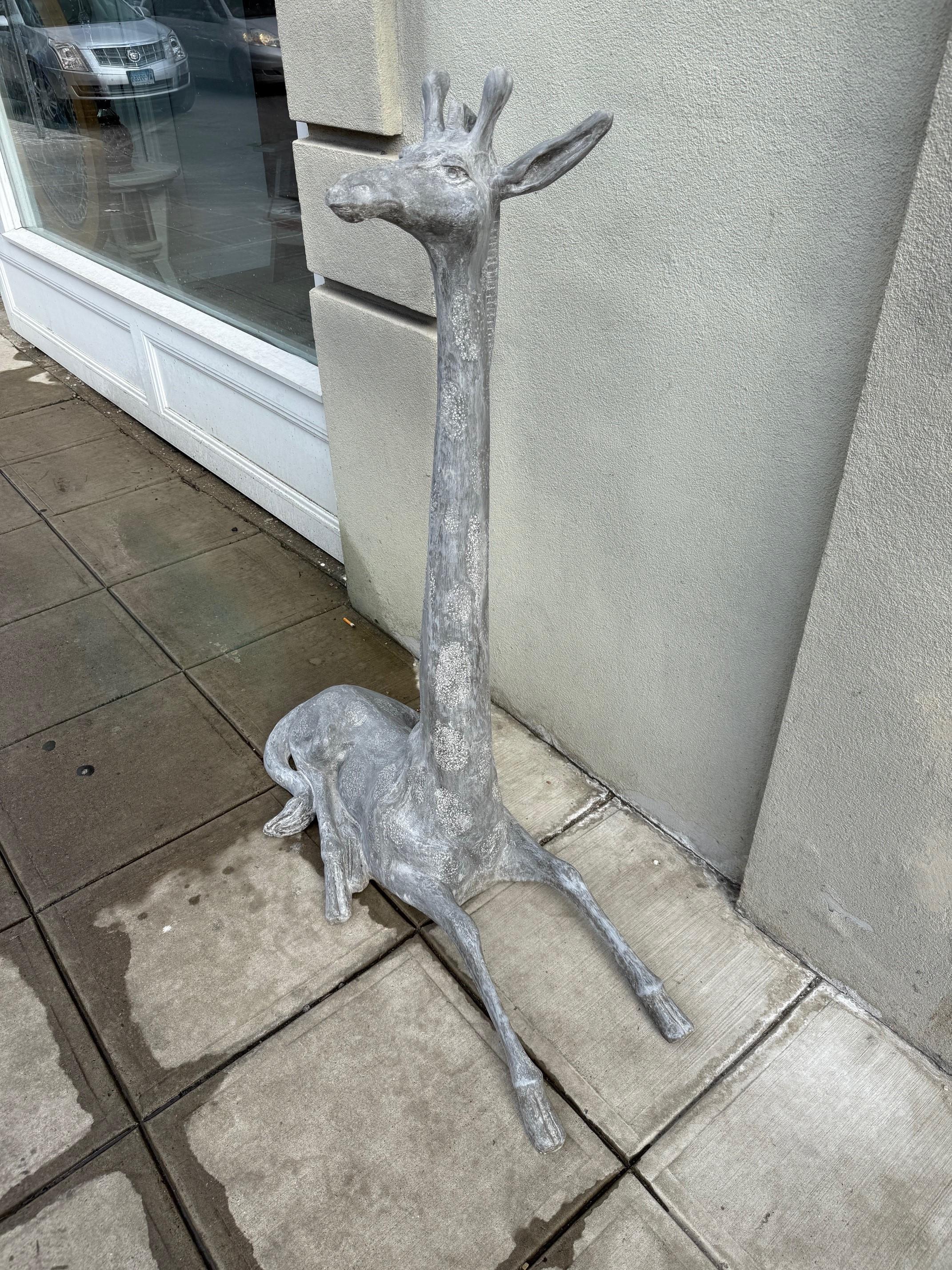 Baby Giraffe aus Fiberglas für draußen im Angebot 3
