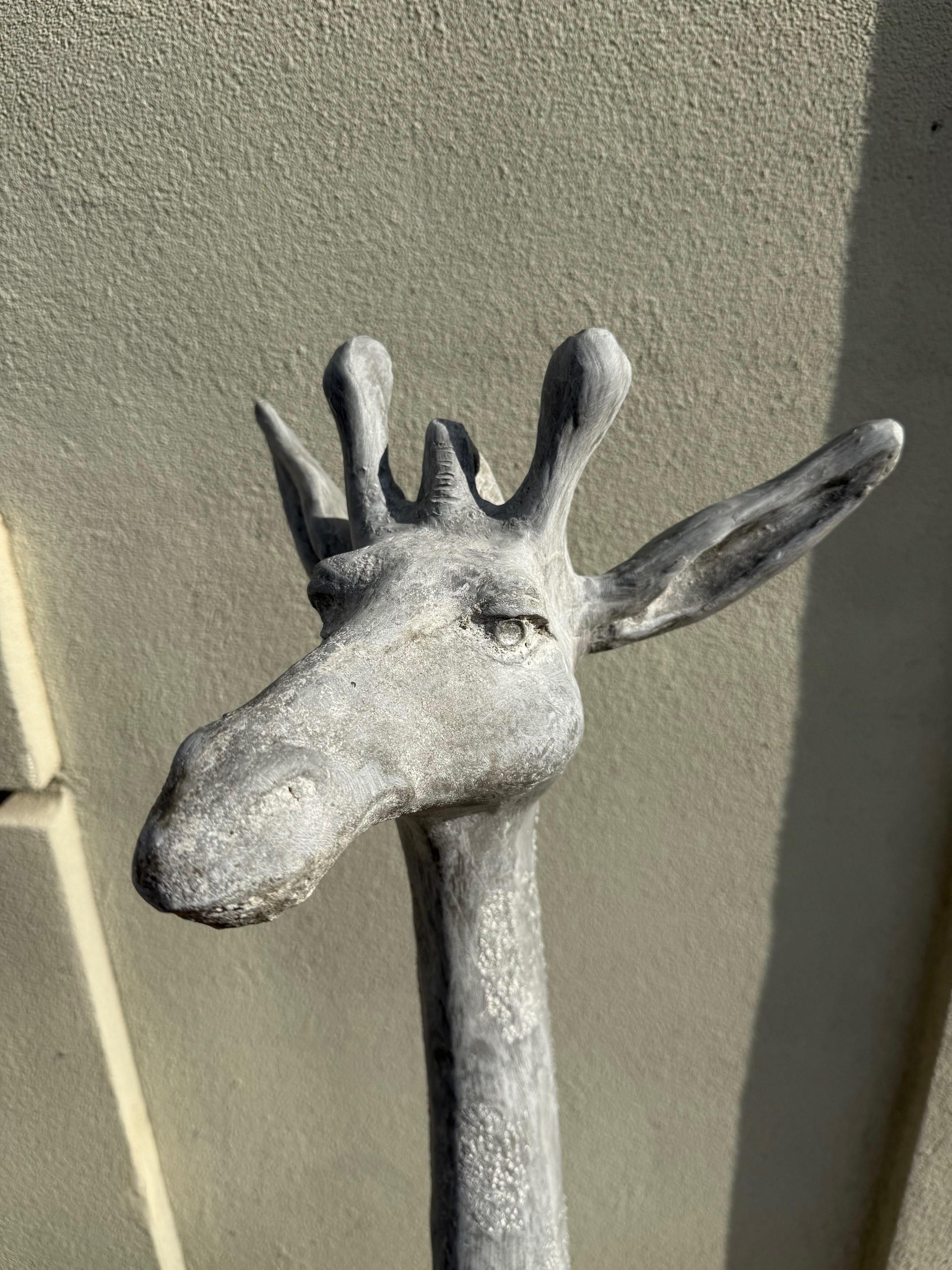 Baby Giraffe aus Fiberglas für draußen im Angebot 4