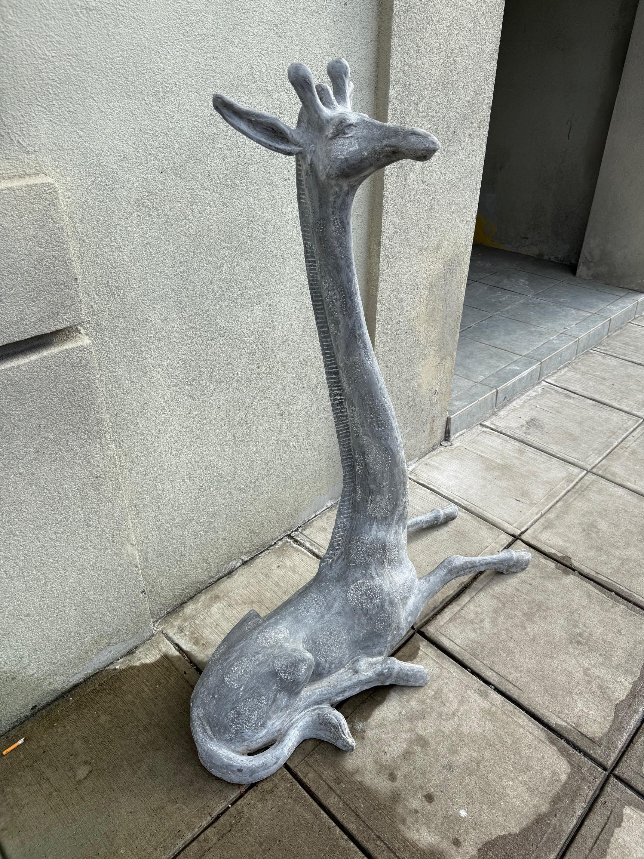 Baby Giraffe aus Fiberglas für draußen im Angebot 2