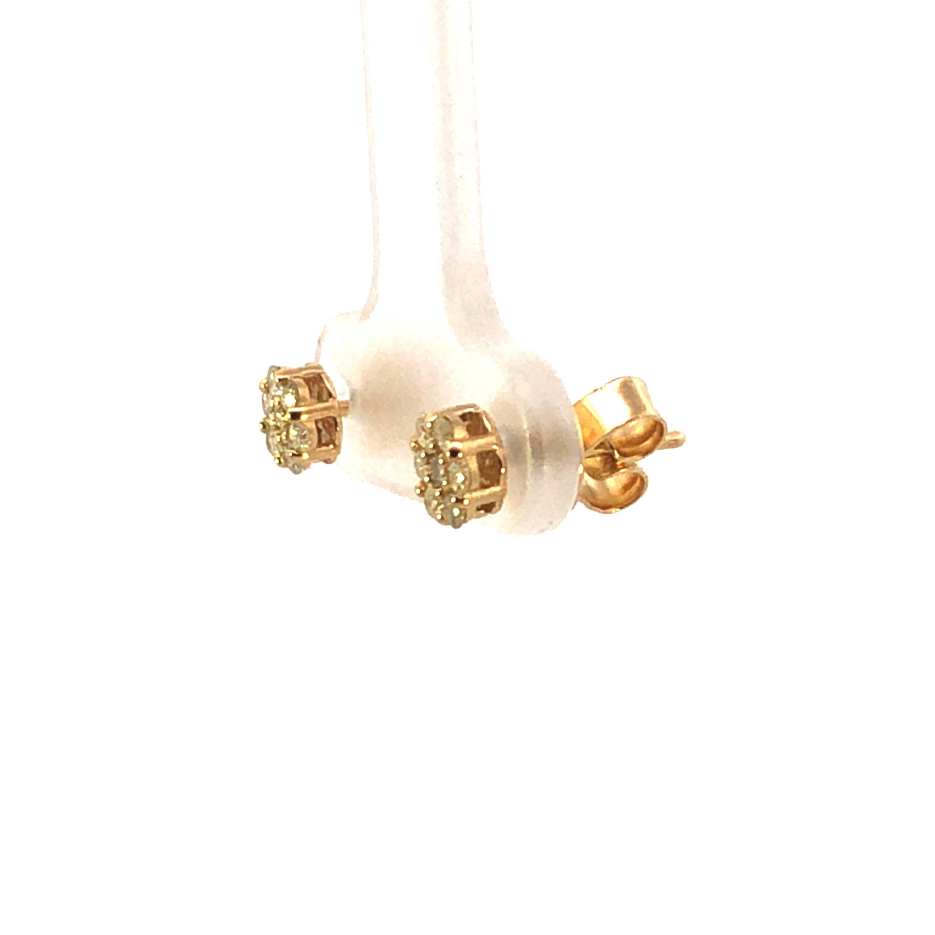 Orecchini con borchie Baby Flower .30ct 14kyg In condizioni Nuovo in vendita a New York, NY
