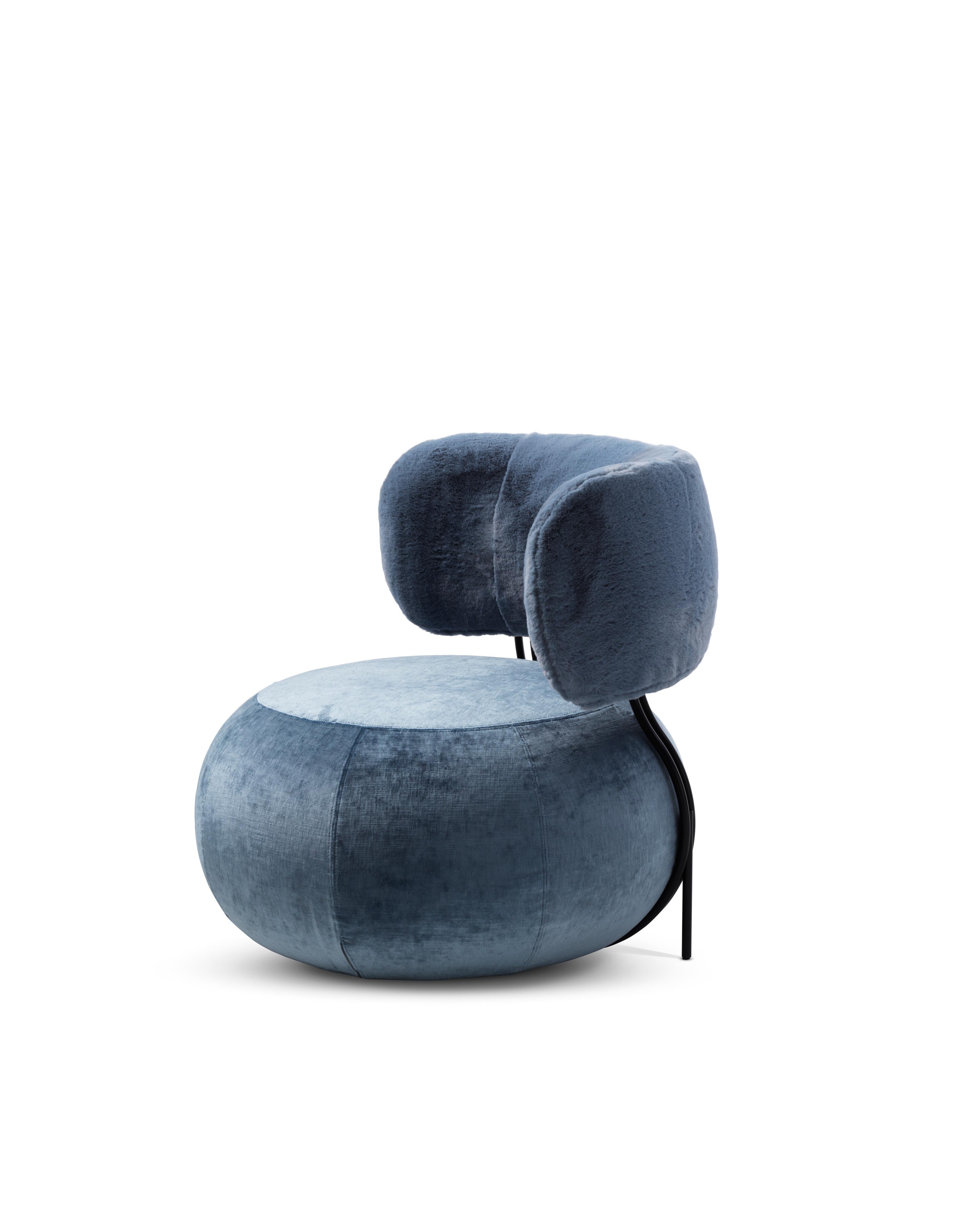 The Geo collection is enriched with a fun element: a completely rounded armchair created utilizing the namesake pouf as its seat. The metal rod structure supports the curved padded wooden back. The proportions are generous without being