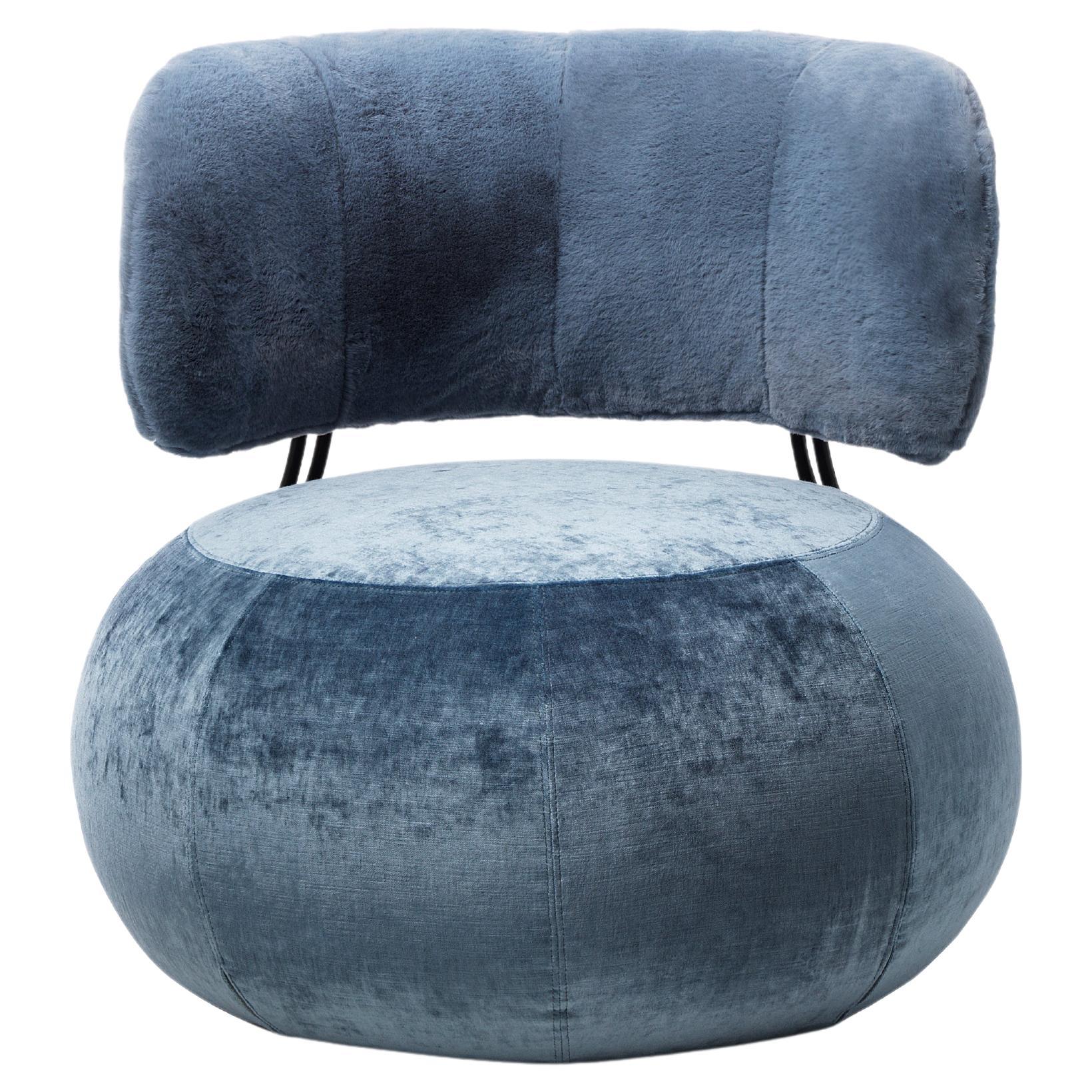 Fauteuil Baby Geo en tissu de velours bleu et pieds gris par Paolo Grasselli