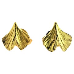 Baby Gingko Ohrstecker aus 18 Karat Gold mit mehreren Piercings