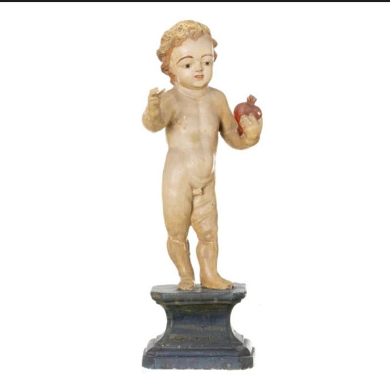 Diese eindrucksvolle Skulptur des Jesuskindes, die im 18. Jahrhundert in Portugal hergestellt wurde, spiegelt die hingebungsvolle Kunstfertigkeit und das religiöse Empfinden der damaligen Zeit wider. Die aus polychromem Gips modellierte Figur zeigt