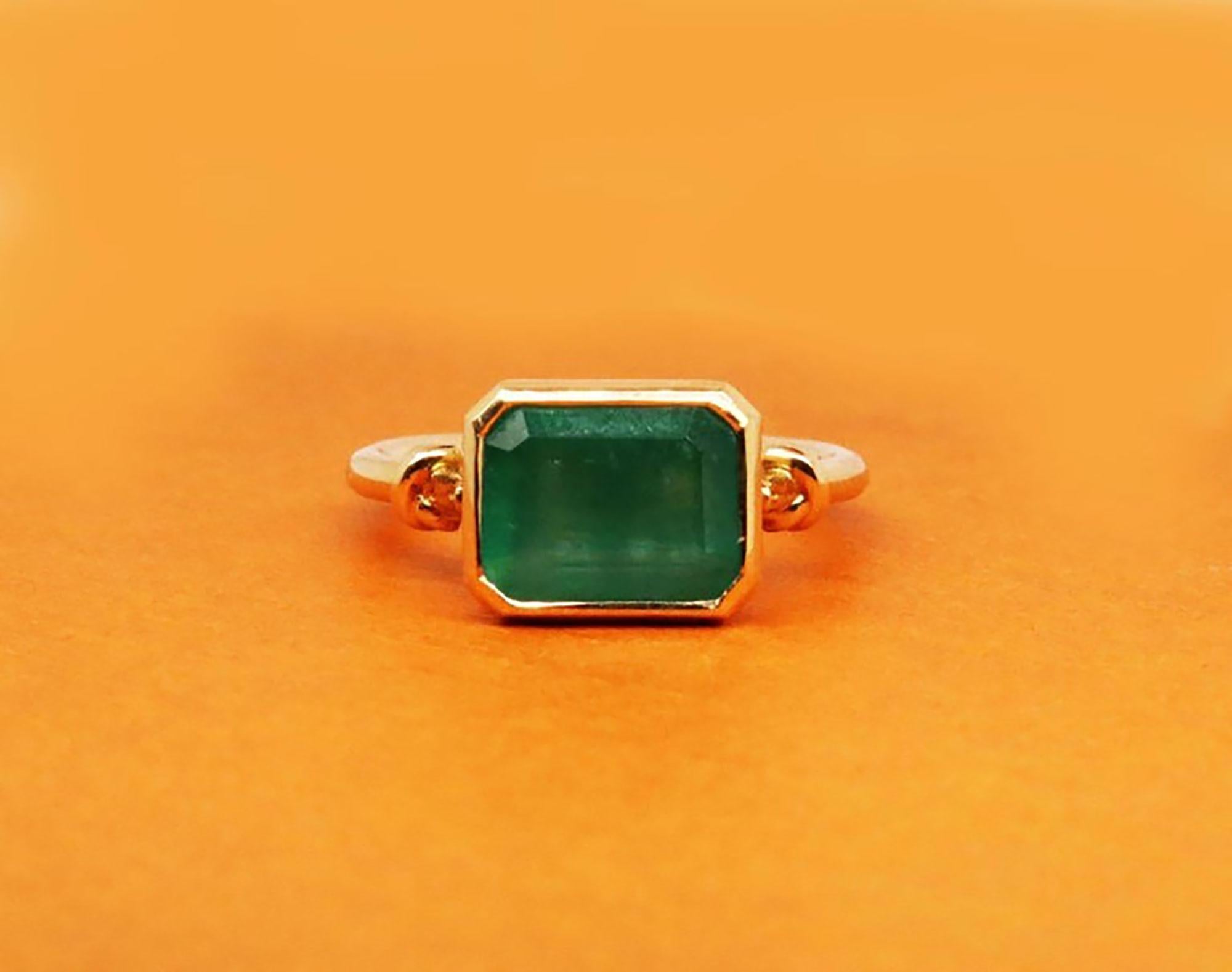 For Sale:  3ct  Knot Emerald Ring in 18ct Yellow Gold 8