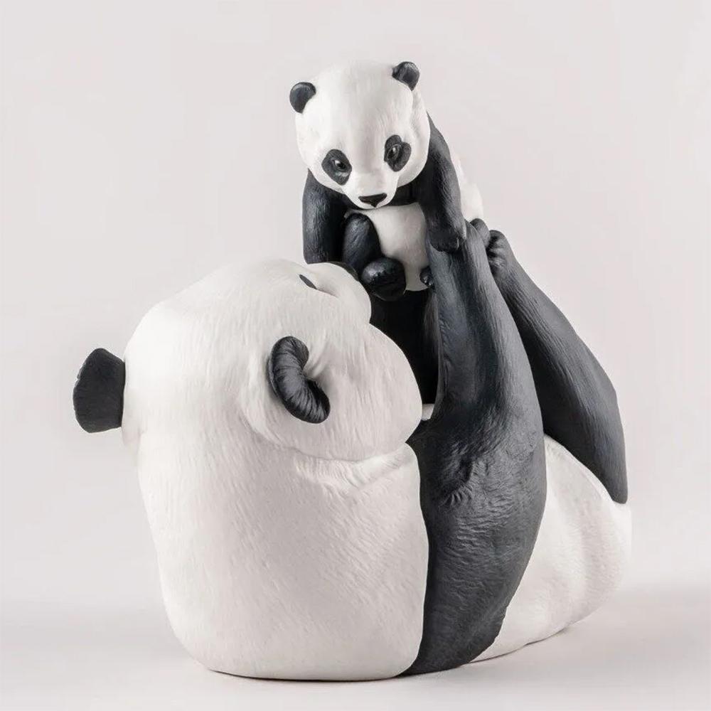 Scultura Baby Panda in fine porcellana
in porcellana artigianale con finitura opaca.