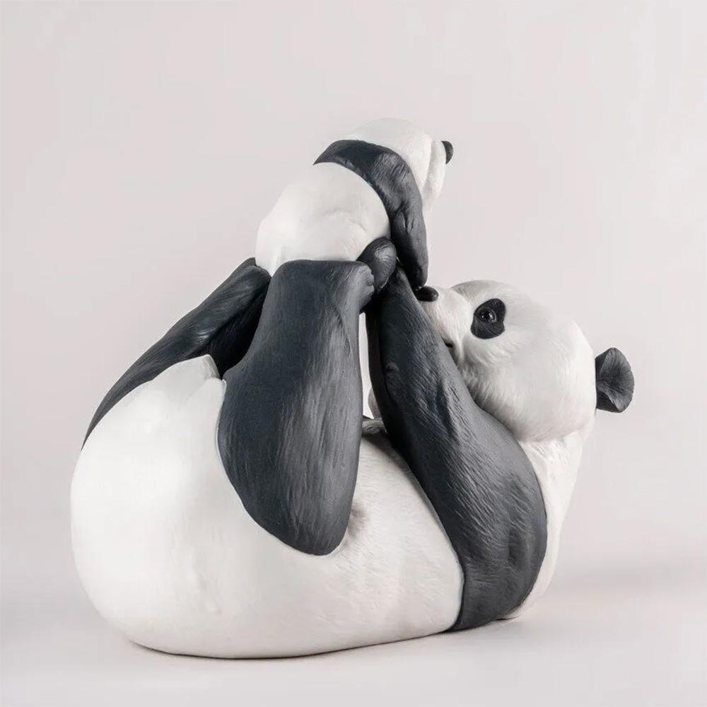 Portoghese Scultura di baby panda in vendita