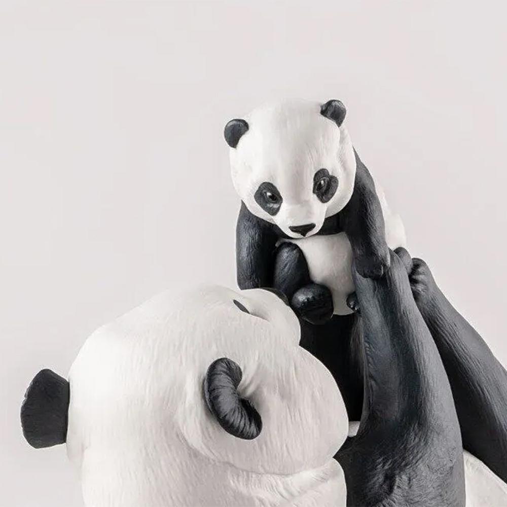 Fatto a mano Scultura di baby panda in vendita
