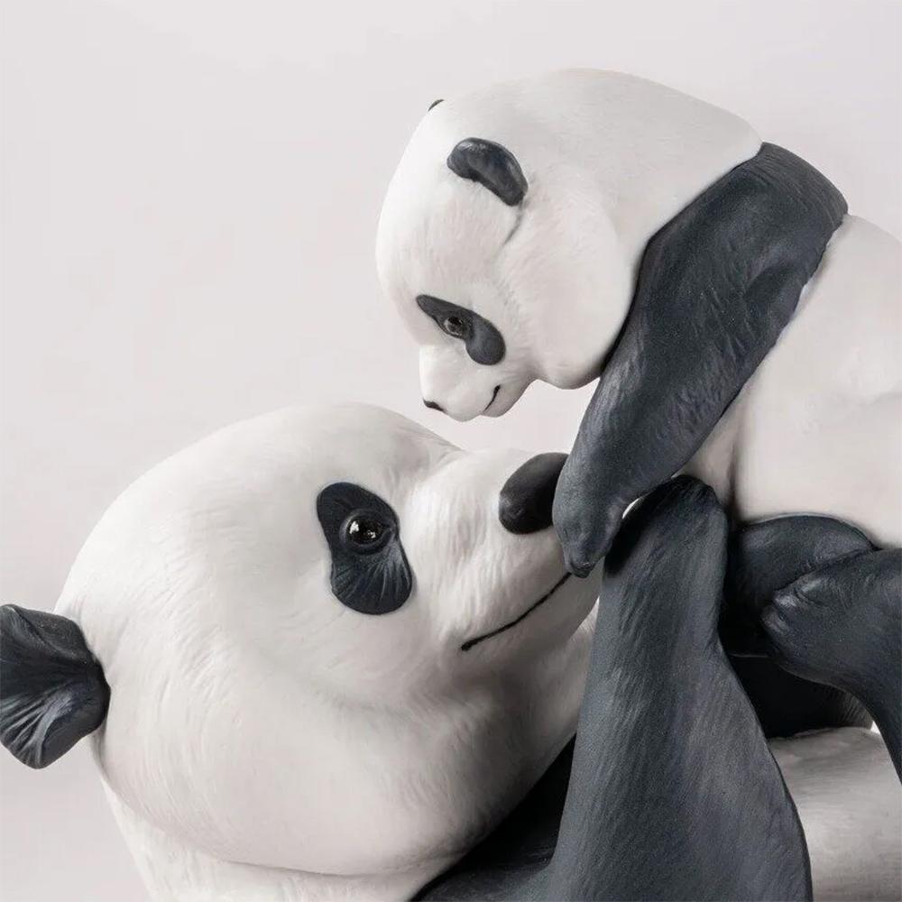 XXI secolo e contemporaneo Scultura di baby panda in vendita