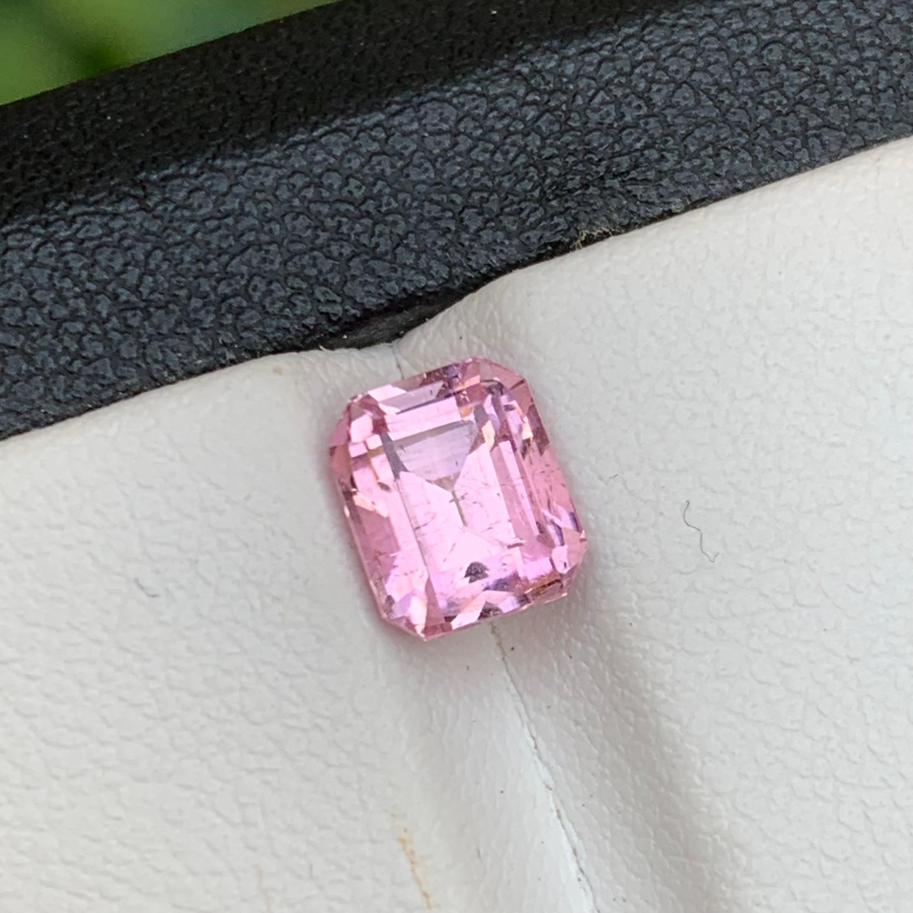 Babyrosa Natürlicher Turmalin Lose Edelstein für Ring, oder jede andere Schmuckfassung aus Kunar Provinz von Afghanistan!!

💎 EDELSTEINART: Turmalin
⚖️ GEWICHT: 2,20 Karat
FORM & SCHNITT: Stufen-Smaragd-Schliff
📏 GRÖSSE (MM): 7,47 x 6,25 x 6,04
🌈