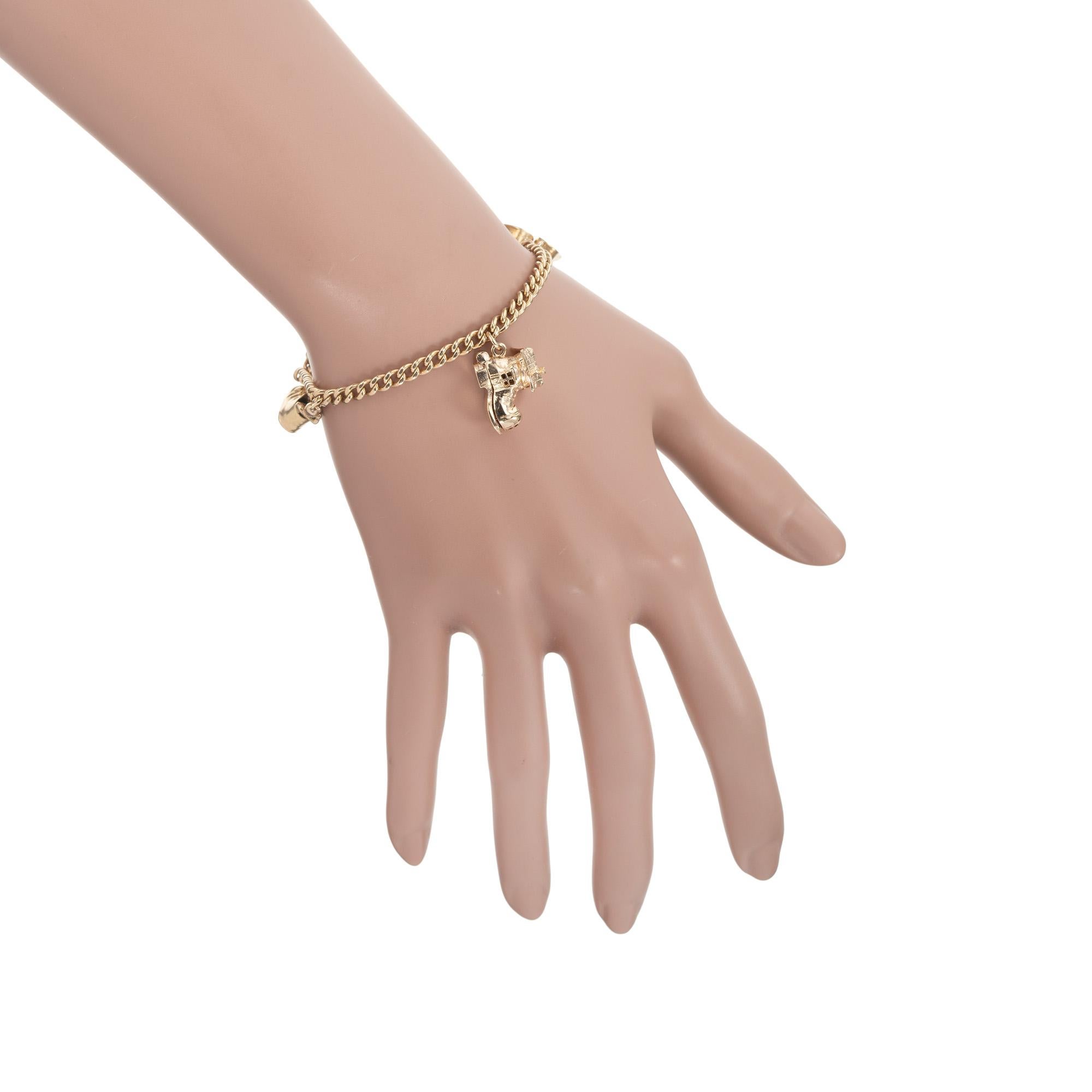 Bracciale per bambini in oro giallo con charm 3D a tema scarpe in vendita 2