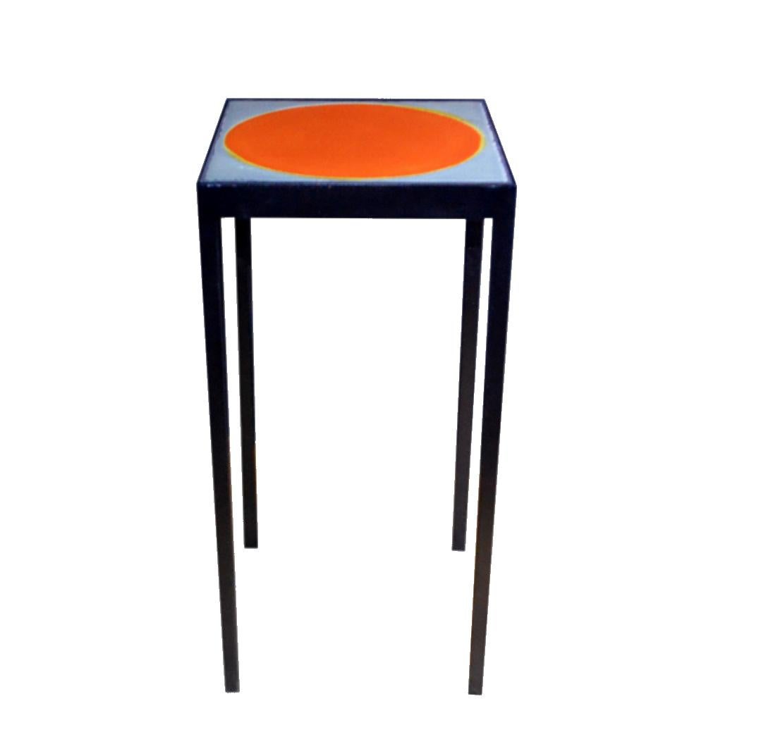 Diese Tische verfügen über neu lackierte Stahlrahmen und eine Vintage-Lavafliese von Roger Capron. Diese in den 1970er Jahren hergestellten Fliesen variieren in Farbe und Textur, was auf das Verfahren der Handglasur zurückzuführen