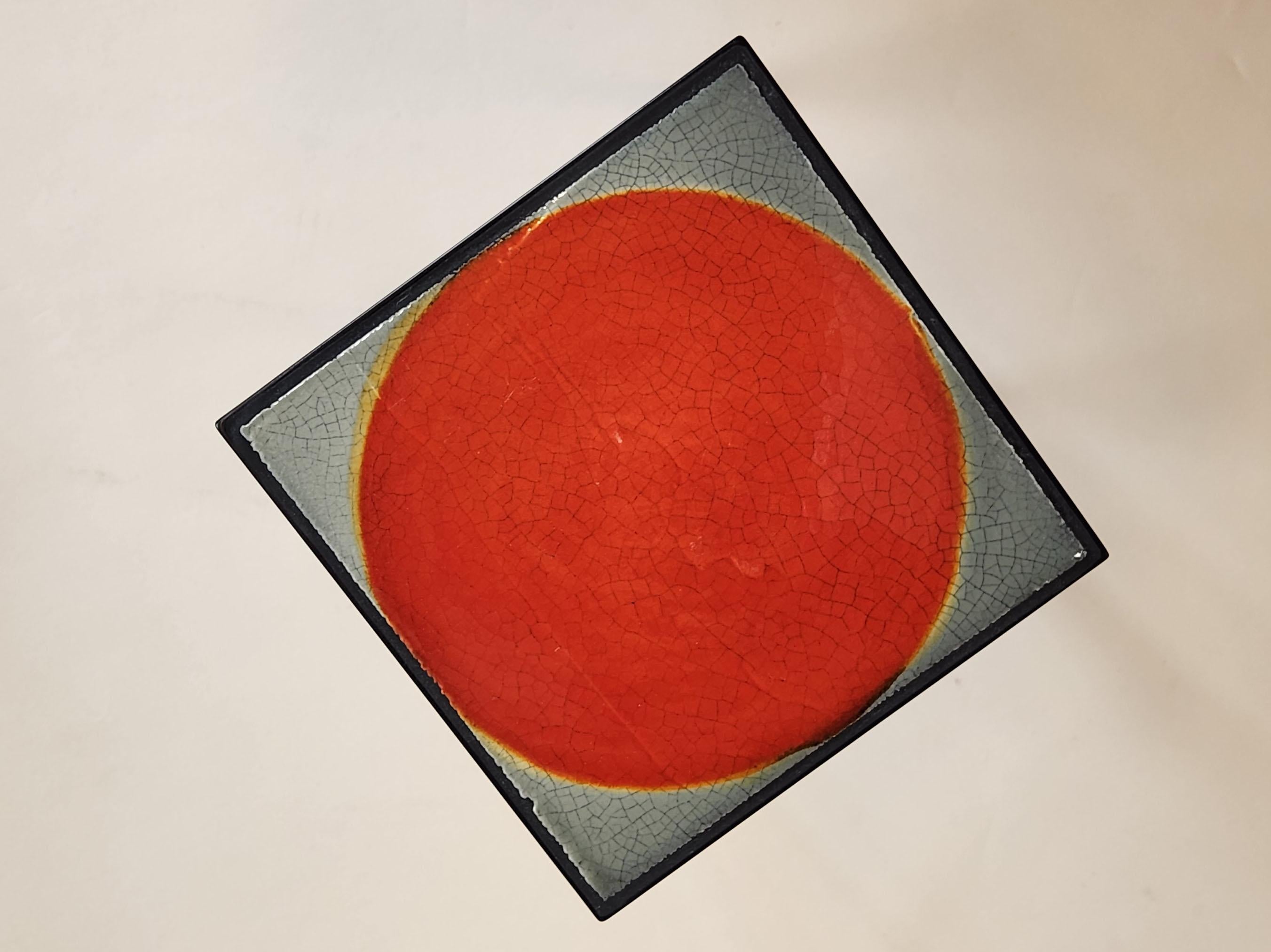Baby-Beistelltisch mit orangefarbenen gepunkteten Roger Capron-Kacheln (Ende des 20. Jahrhunderts) im Angebot