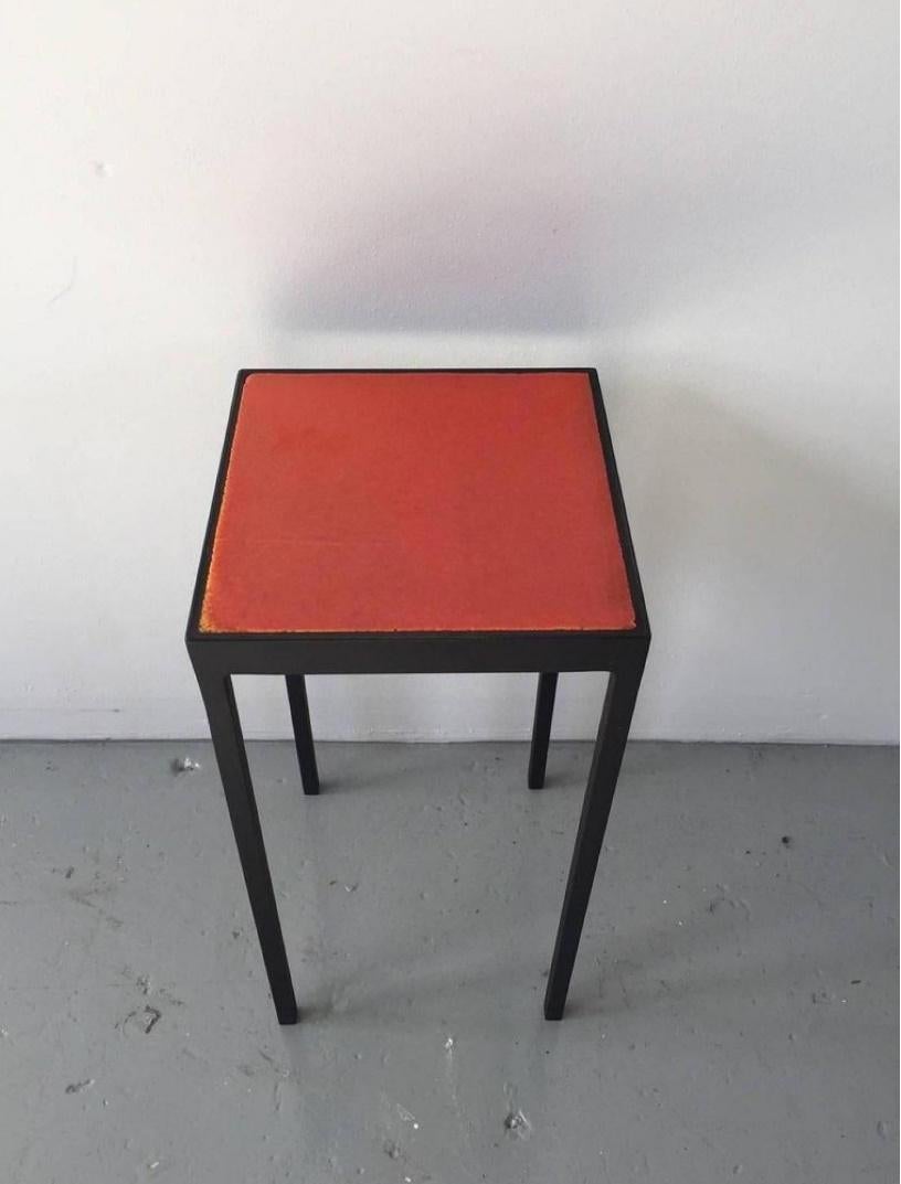Diese Tische verfügen über neu lackierte Stahlrahmen und eine Vintage-Lavafliese von Roger Capron. Diese in den 1970er Jahren hergestellten Fliesen variieren in Farbe und Textur, was auf das Verfahren der Handglasur zurückzuführen