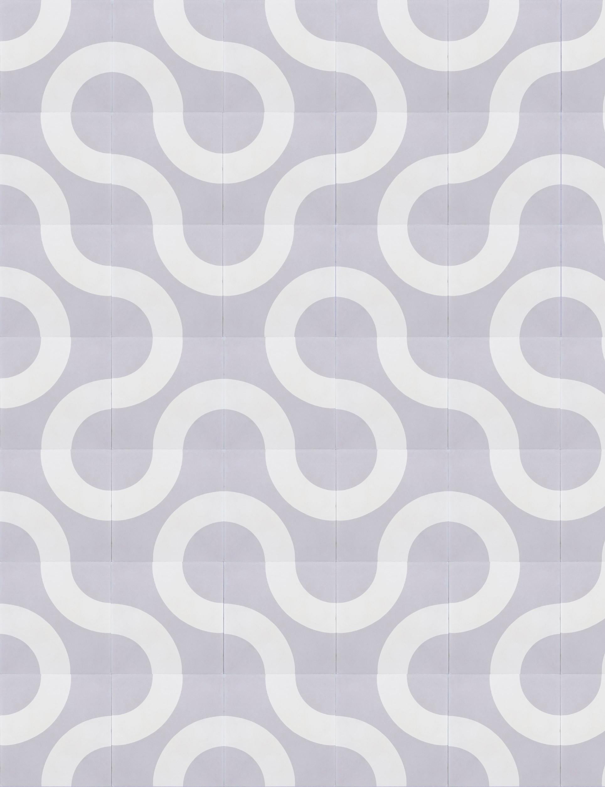 Diese gewölbte geometrische Form schafft ein weiches Labyrinth mit unendlichen Möglichkeiten.
Zementfliesen
Art: Enkaustische Zementfliese
Herstellungsverfahren: Hydraulisches Pressverfahren
Materialien: Weißzement, Steinmehl, Zusatzstoffe,