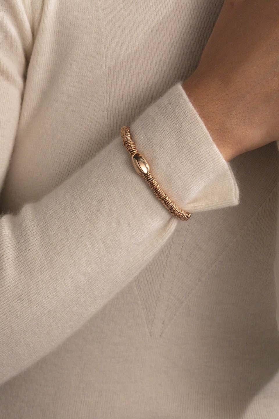 BabyBang Rosé Bracelet / Rose Gold. Stretch silver bracelet with a rose gold 9Kt nugget.

Practical. Attractive. Contemporary
The Bang collection, best-seller elastic bracelet for several years, is enriched by a smaller version, more cool and