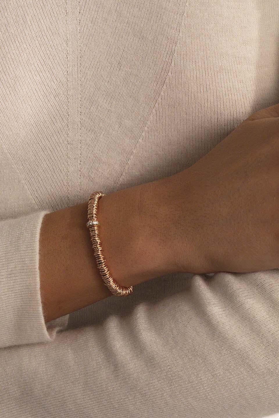 BabyBang Rosé MiniDiamantes / Oro rosa. Pulsera elástica de plata y oro rosa con diamantes blancos (0,24 ct.) engastados en oro rosa de 18 quilates.

Práctico. Atractiva. Contemporáneo
La colección Bang, pulsera elástica superventas desde hace