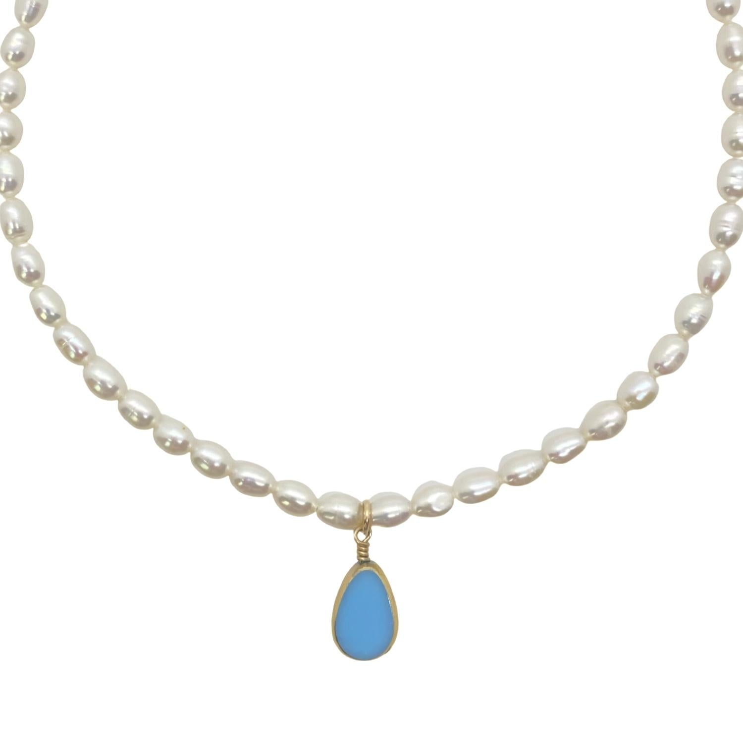 Perles d'eau douce blanches ornées d'une perle de verre allemand bleu layette qui est bordée d'or 24K. Il est fini avec des métaux remplis d'or 14K. Ce collier est réglable de 15 à 18 pouces.

Les perles de verre allemandes vintage bordées d'or 24K