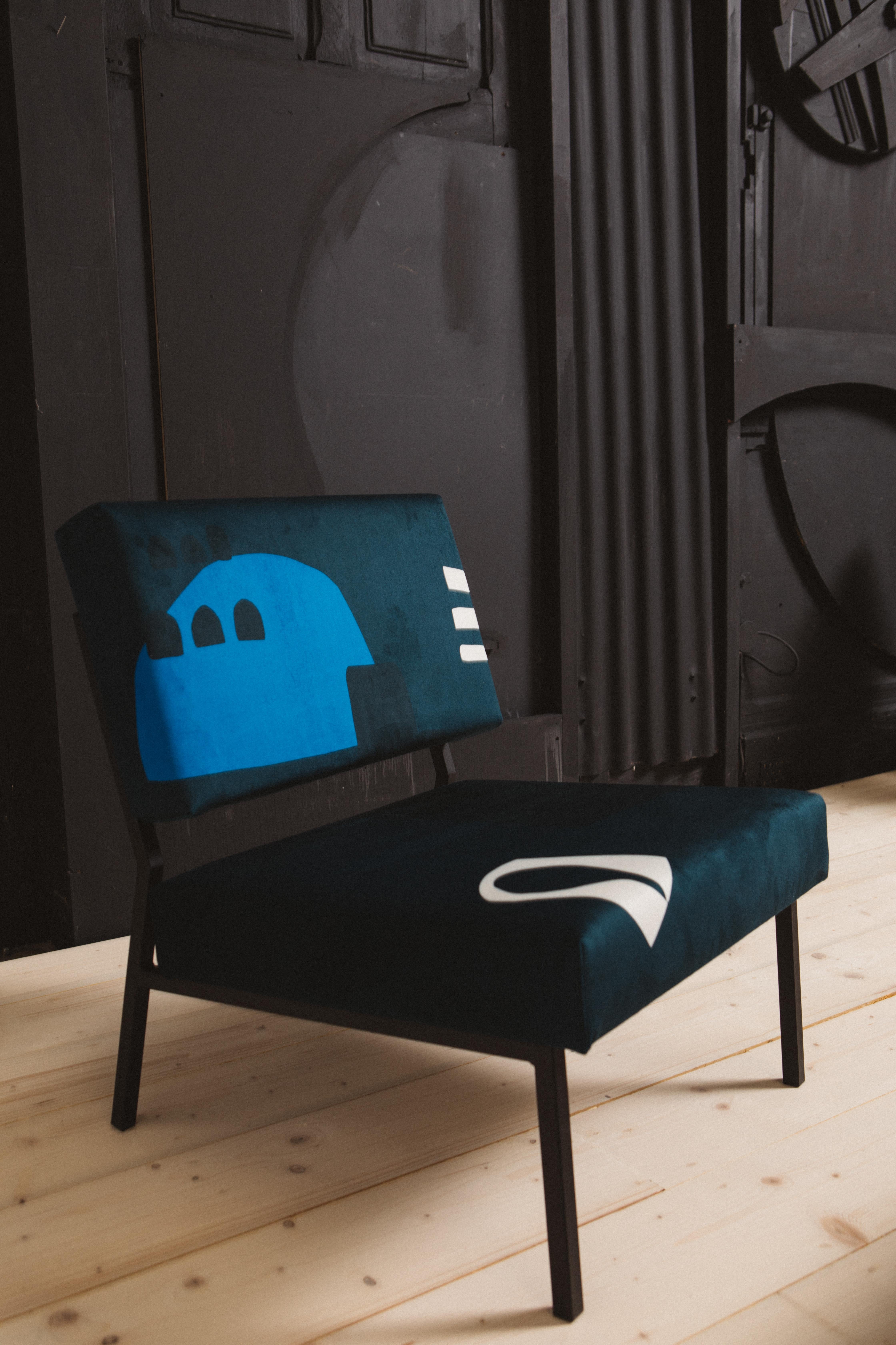 Babylone Blue O2 armchair by Babel Brune
Dimensions: D 63 x W 54 x H 67 cm, Seat H 35 cm.
Material: Suede velvet 380g / m², steel.

For the Armchair 02, we've taken a simple, elegant chair structure and brought it to life with bold Babel Brune