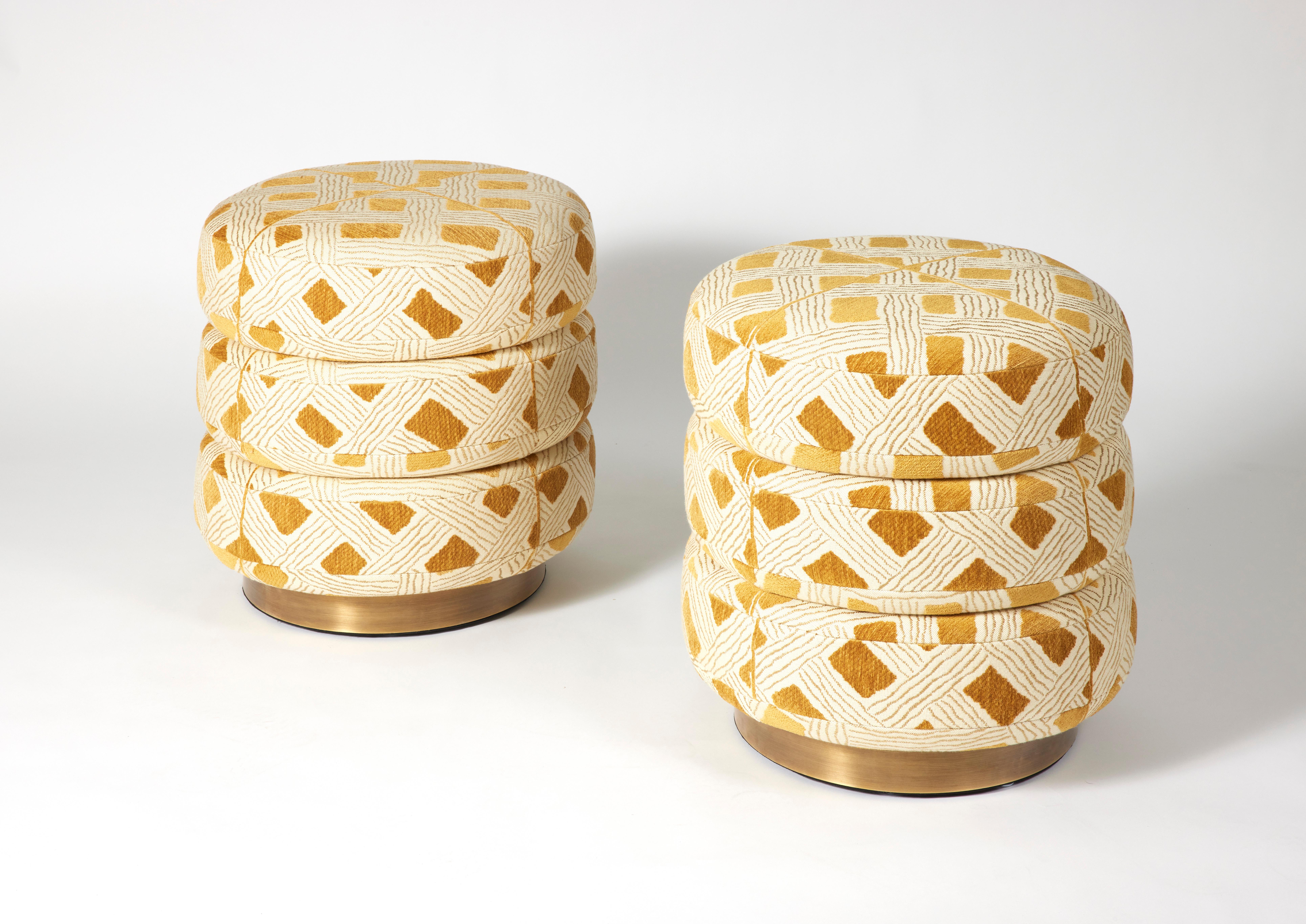 El puf Babylone de 3 niveles está fabricado con estructura de roble, espuma de alta densidad y tapizado en terciopelo jacquard Jungle (LG.FB-27) con base de latón cepillado.

Fabricado en Francia.