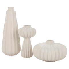 Lot de 3 vases nervurés Baça, céramique d'Alcobaça, émail blanc mat