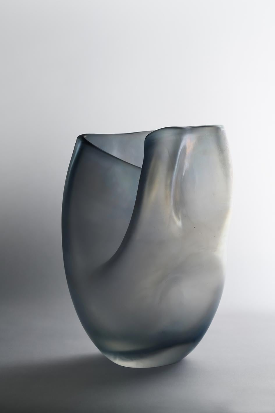 Bacan-Vase von Purho
Abmessungen: T28 x H40 cm
MATERIALIEN: Muranoglas
Erhältlich in anderen Farben.

Bacan ist eine Vase aus der Laguna Collection, entworfen von Ludovica+Roberto Palomba für Purho im Frühjahr 2022.
Bacan - der Name bezieht sich auf
