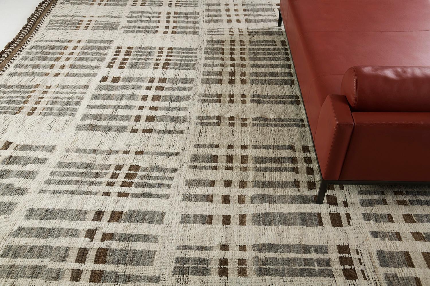 Bacatta utiliza el trazo y el color para crear definición y movimiento en la lana tejida a mano. Los detalles de las líneas en la combinación de tonos grises y marrones naturales se mueven fascinantemente por la alfombra. Un detallado tejido de pelo