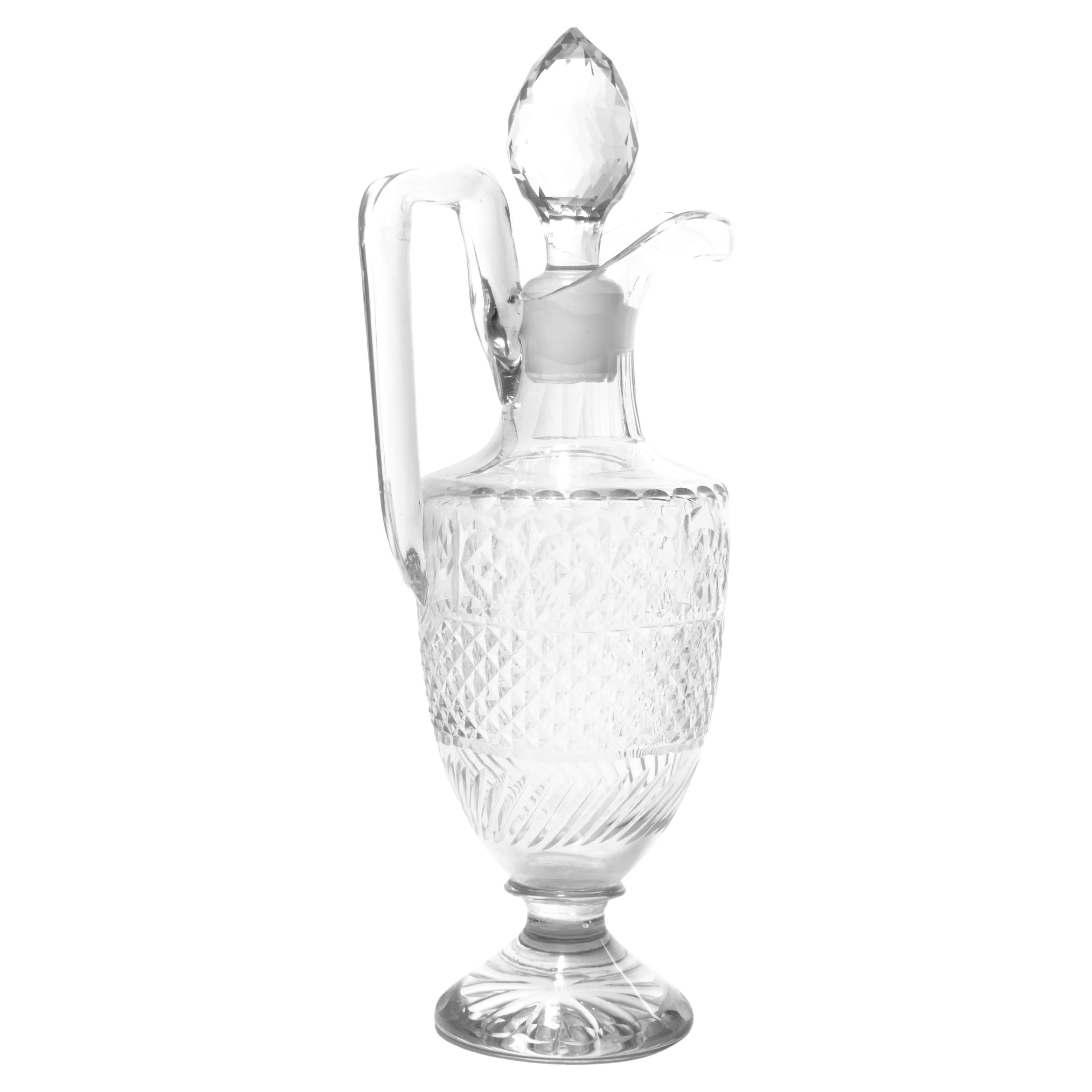 Il s'agit d'une carafe en cristal taillé de Baccarat datant de la fin du XIXe siècle, présentant un élégant décor de pointes de diamant et un bouchon finement taillé. La carafe ne porte aucune marque apparente, ce qui n'est pas rare pour les objets