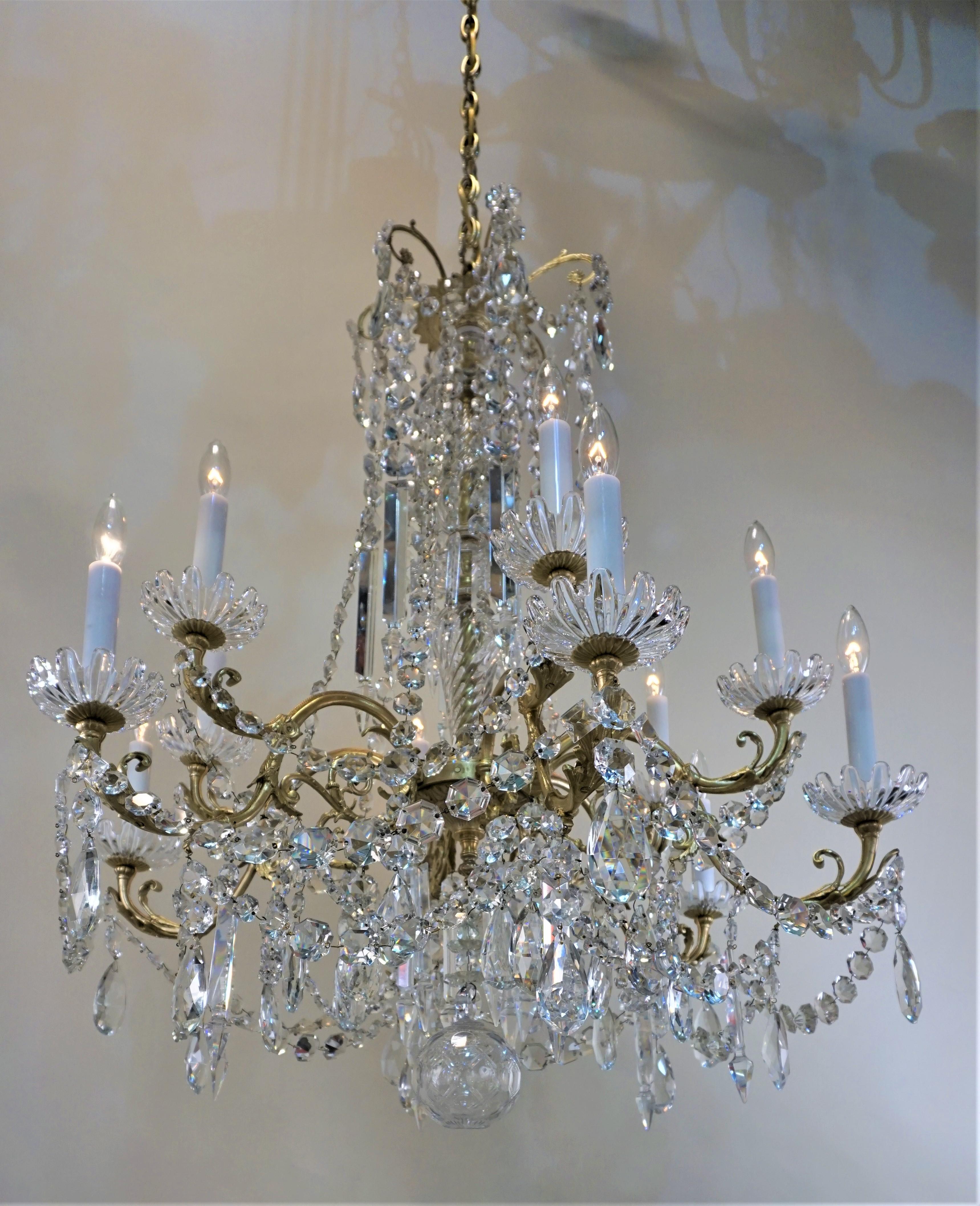 Elegant twelve-light crystal chandelier. This outstanding sign chandelier is crafted by Baccarat during 19th century in France.
Measurement body 32 width 38