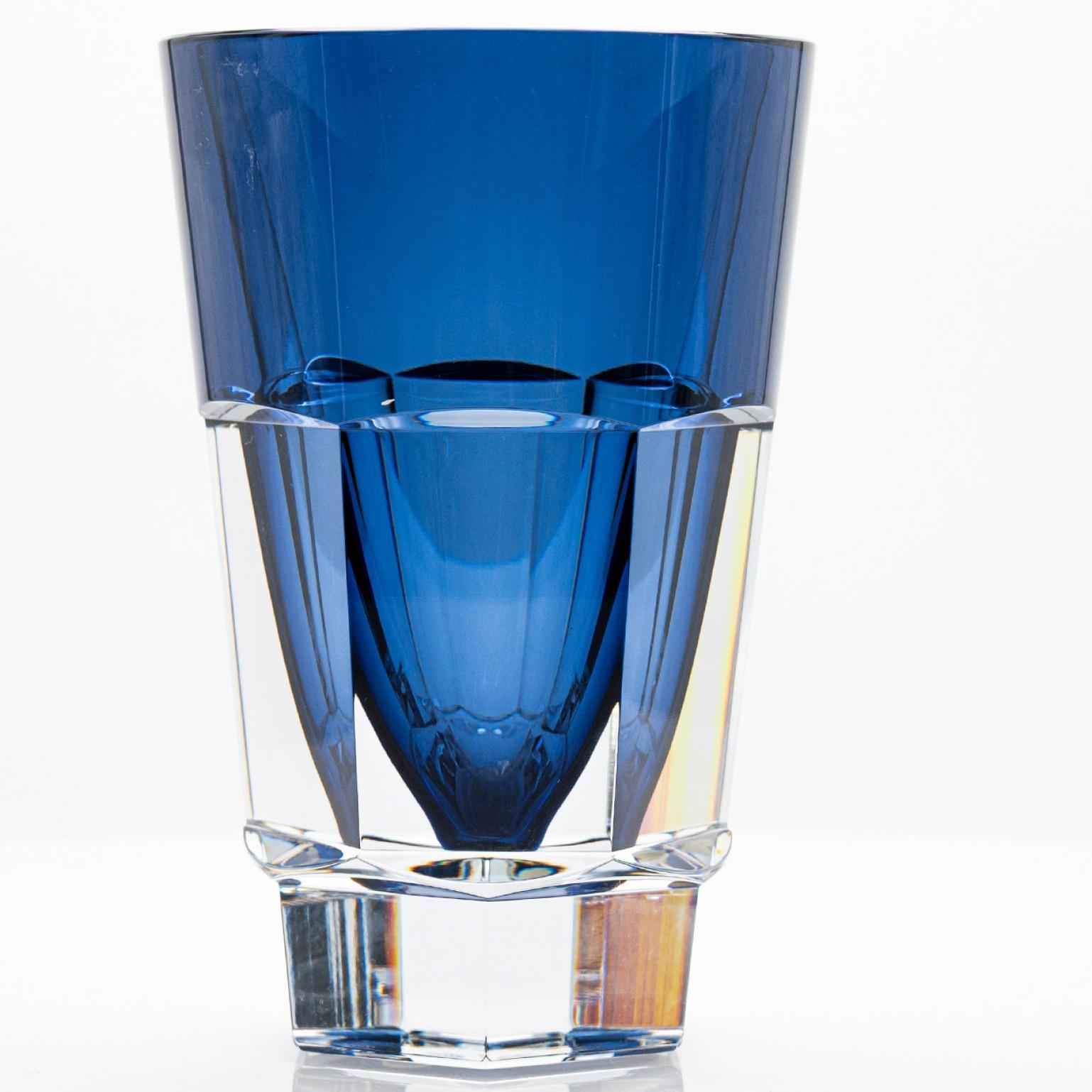 Un capolavoro di cristallo dalle splendide proporzioni, questo vaso cristallizza lo straordinario know-how degli artigiani Baccarat. I tagli geometrici, il colore blu e il cristallo trasparente del vaso producono un effetto visivo magico.

Firmato