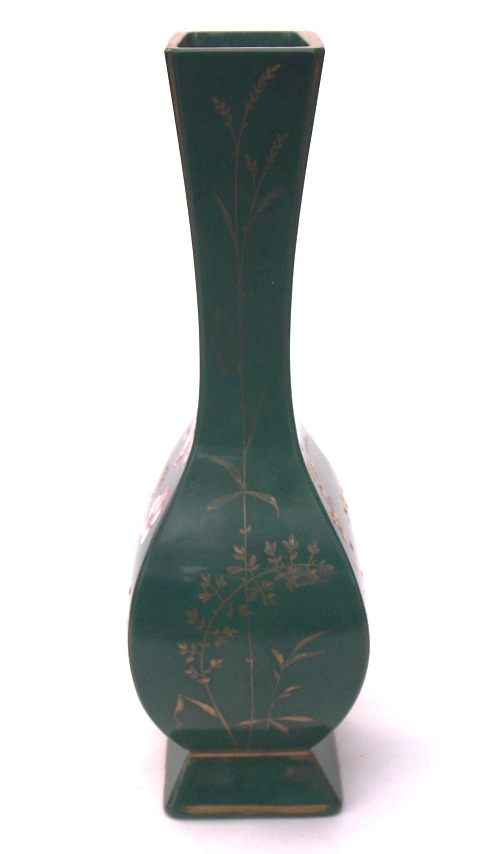 Favoloso e rarissimo vaso Greene & Greene Baccarat in stile estetico, datato intorno al 1880. Il vaso verde semi-opaco è decorato con fiori smaltati in rosa e bianco e rami e foglie dorati (nota bene: la doratura è leggermente sbiadita).

La