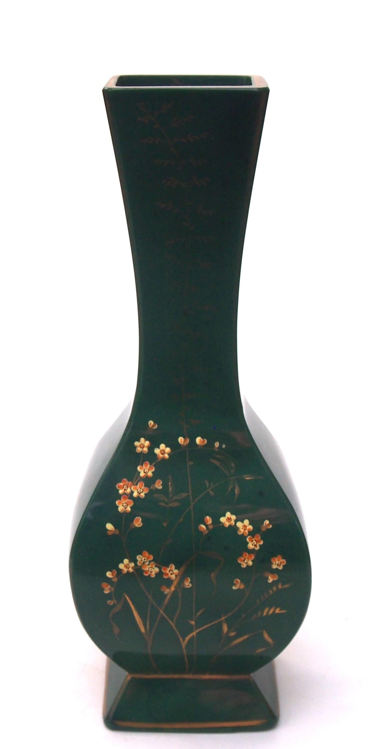Estetismo Baccarat Aesthetic Movement Vaso in vetro litialino smaltato verde c.C. 1890 in vendita