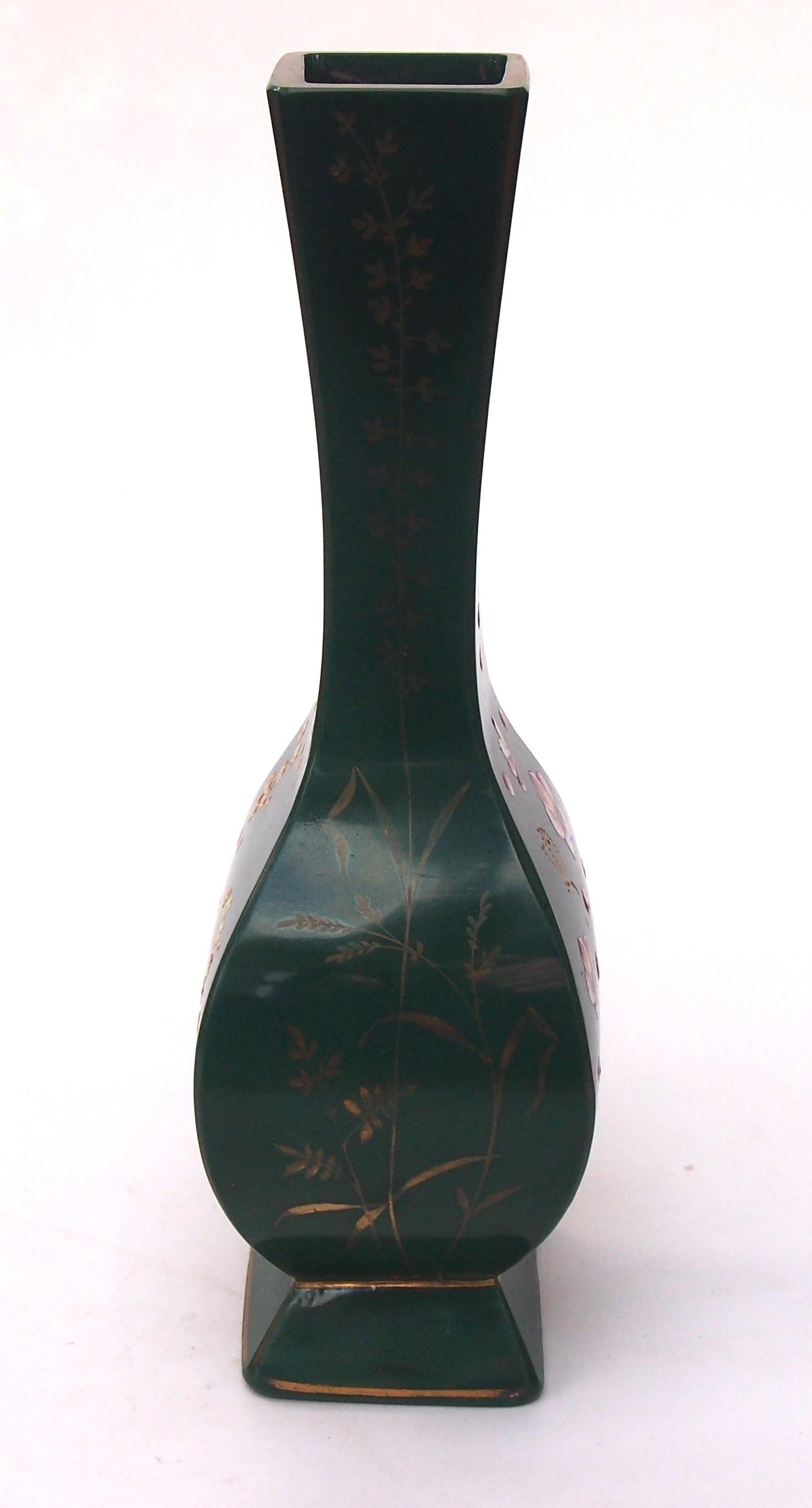 Francese Baccarat Aesthetic Movement Vaso in vetro litialino smaltato verde c.C. 1890 in vendita