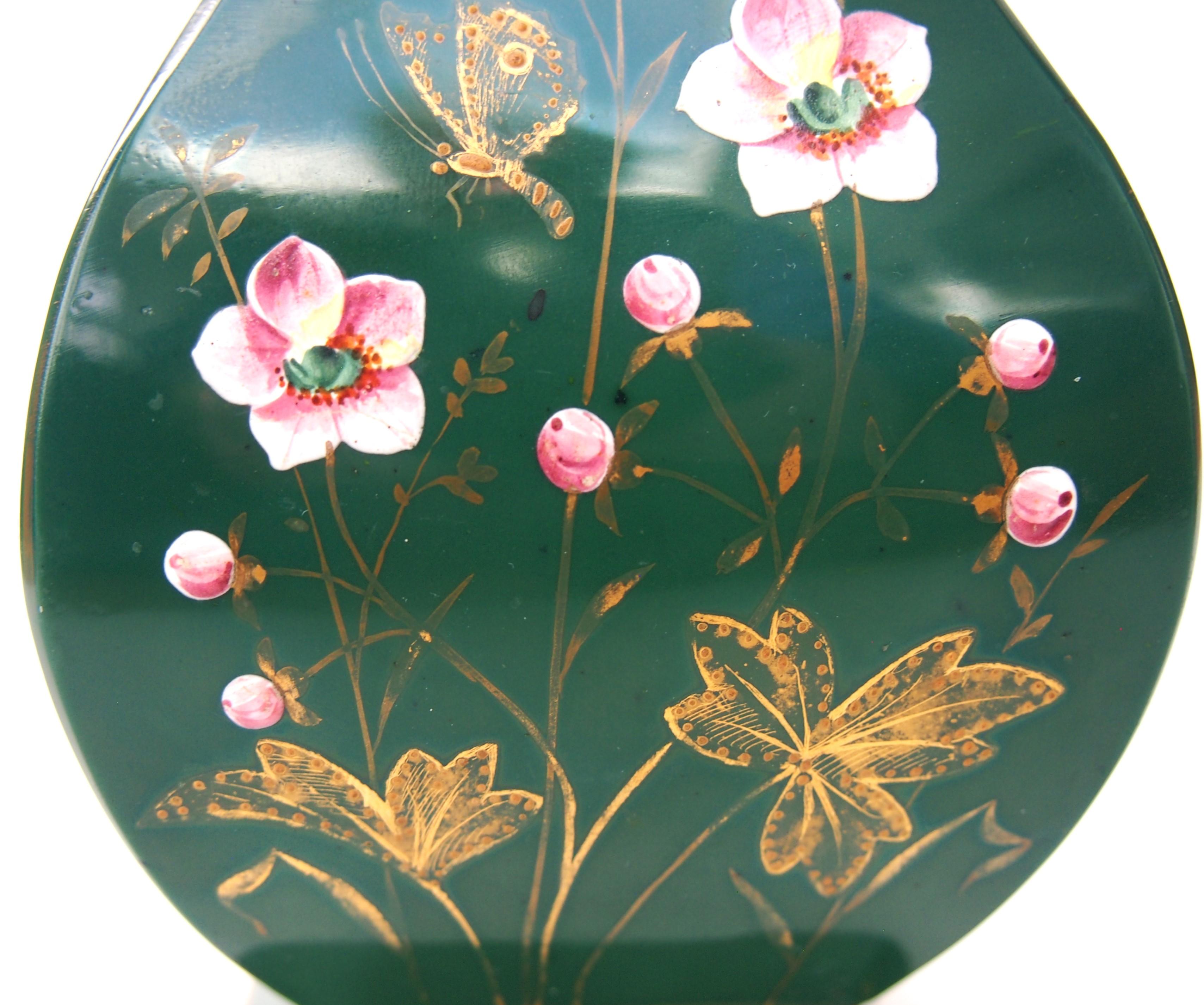 Baccarat Aesthetic Movement Vaso in vetro litialino smaltato verde c.C. 1890 In condizioni buone in vendita a Worcester Park, GB