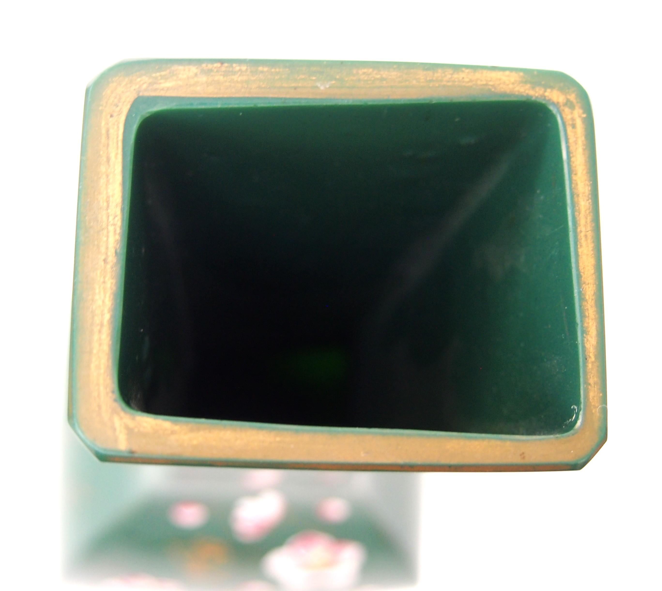 Cristallo Baccarat Aesthetic Movement Vaso in vetro litialino smaltato verde c.C. 1890 in vendita