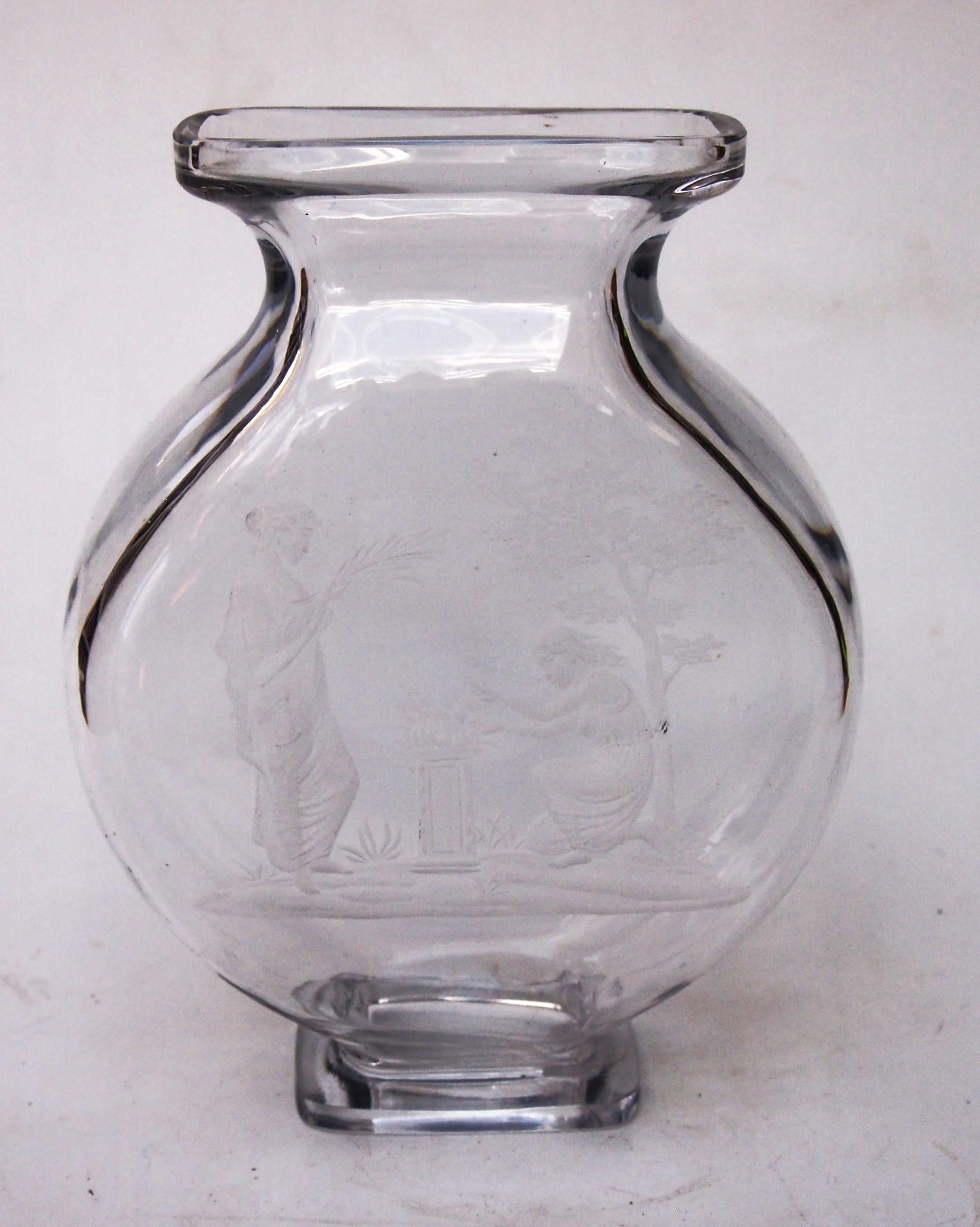 Baccarat-Vase aus geschliffenem Glas mit Intaglioschliff, Ästhetizismus, um 1880 (Französisch) im Angebot
