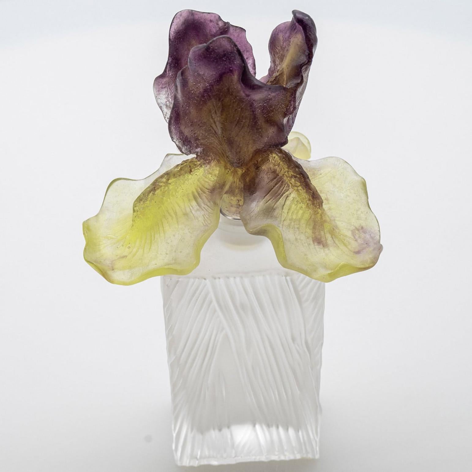 Francese Baccarat Bottiglia di fiori in vetro artistico Iris, Francia in vendita