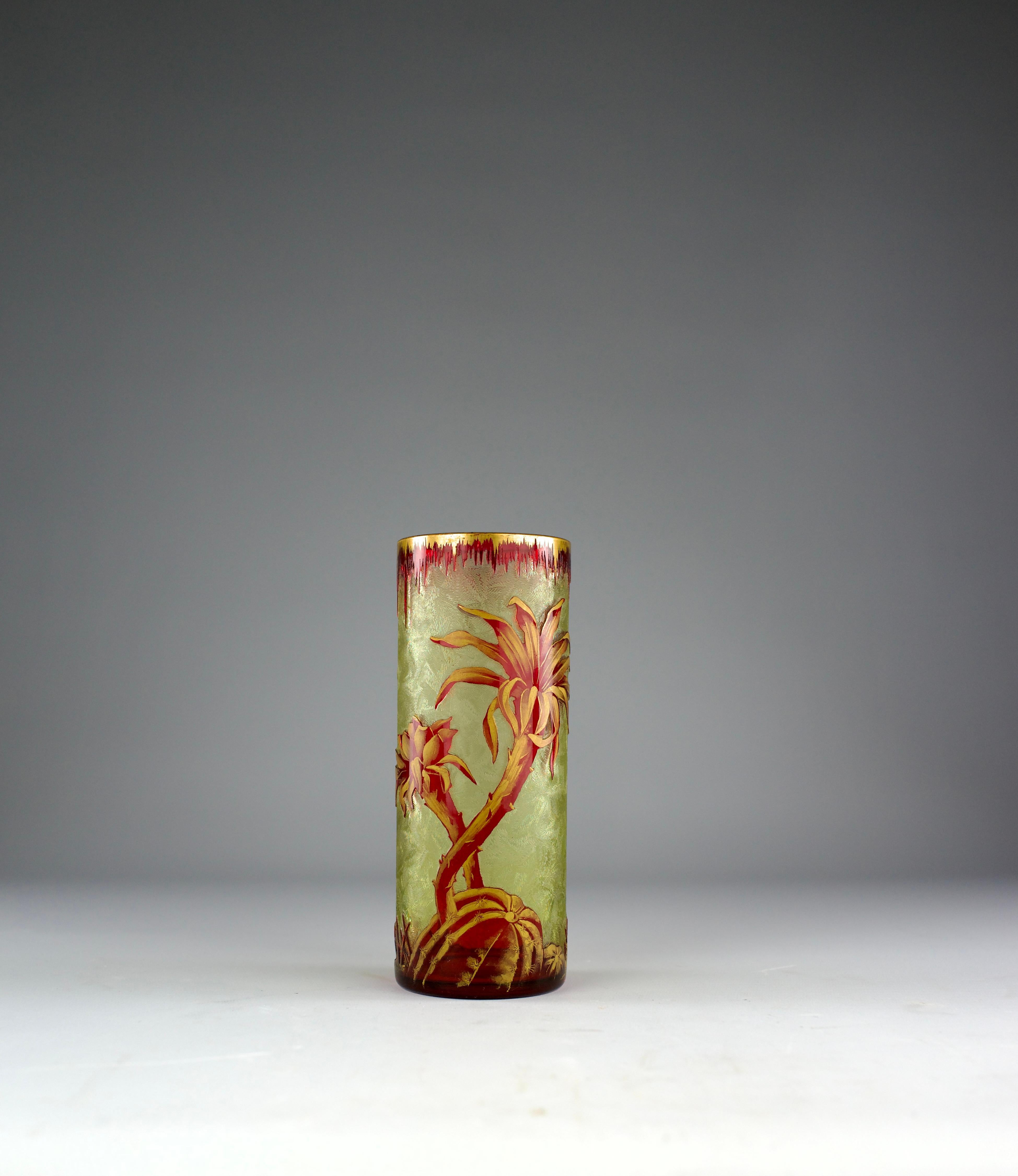 Superbo e rarissimo vaso a volute di Baccarat Cactus in vetro uralino acidato e dorato del periodo art nouveau, circa 1909. Un vaso dello stesso modello ma in vetro trasparente fa parte della collezione del Museo d'Orsay.

Presenza dell'adesivo