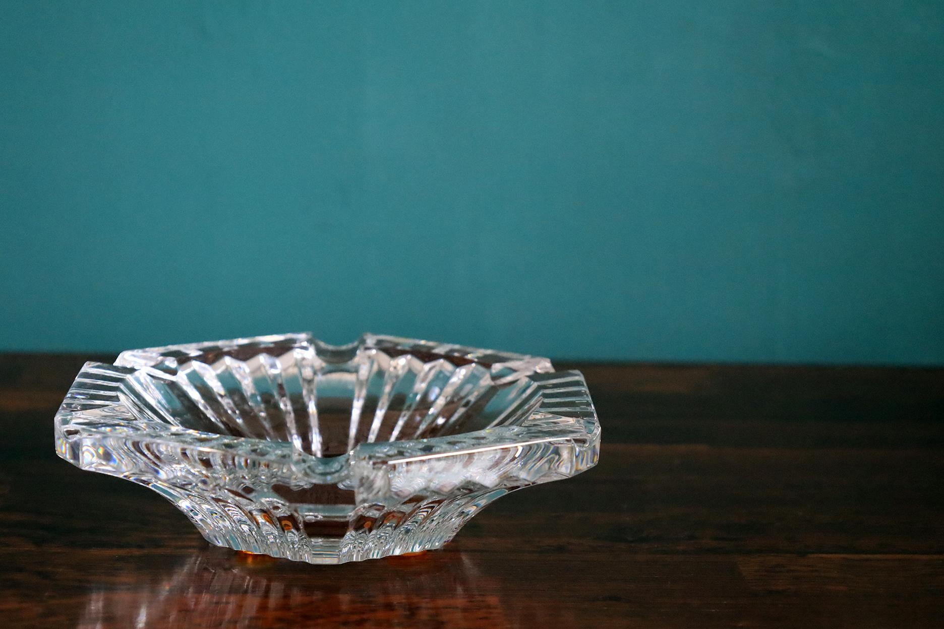 Se trata de un extravío original de Baccarat en excelente estado. Como nueva.
Diseño atemporal y la mejor calidad.