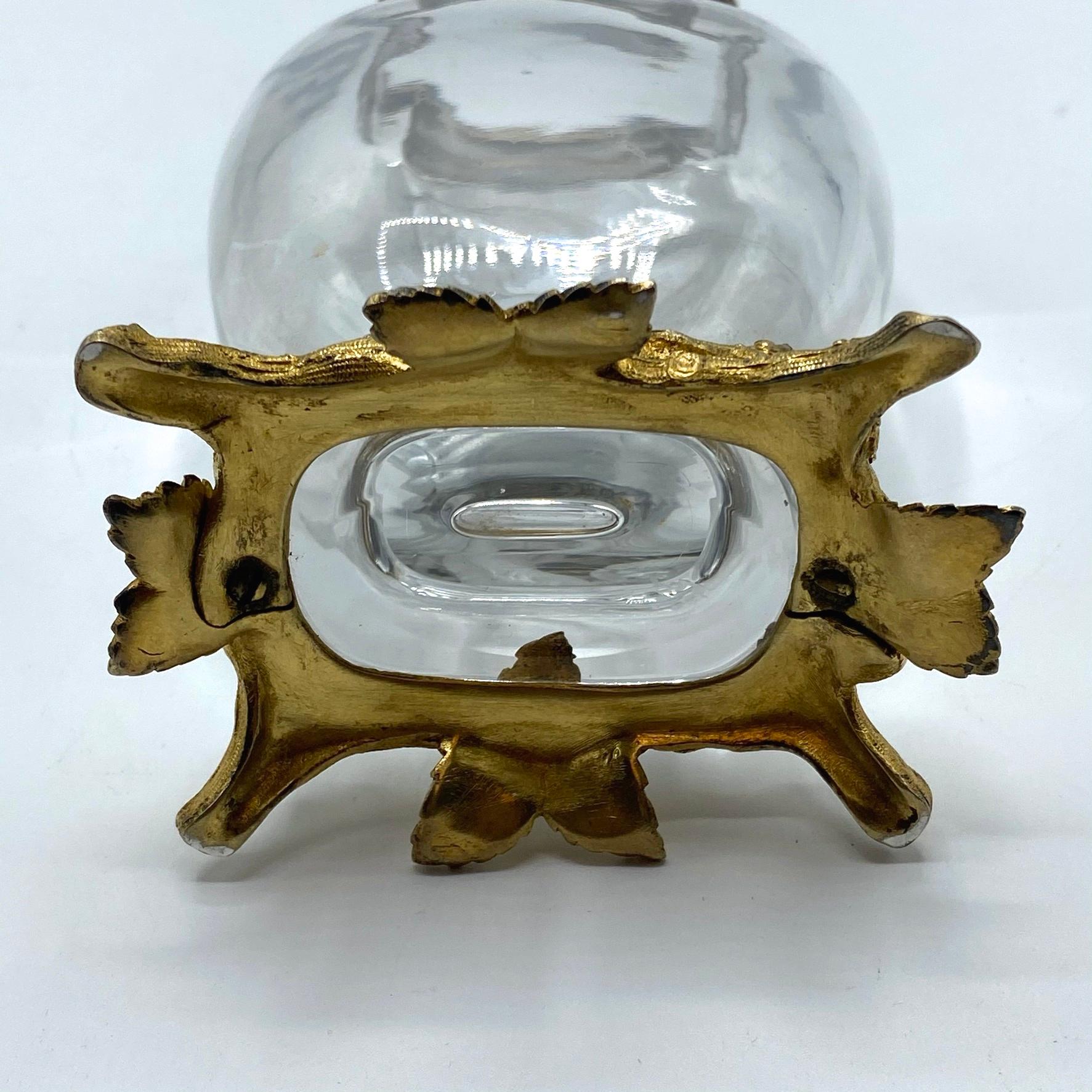 Baccarat zugeschriebene gravierte Vase aus vergoldetem Silber mit Kristallbeschlägen im Angebot 2