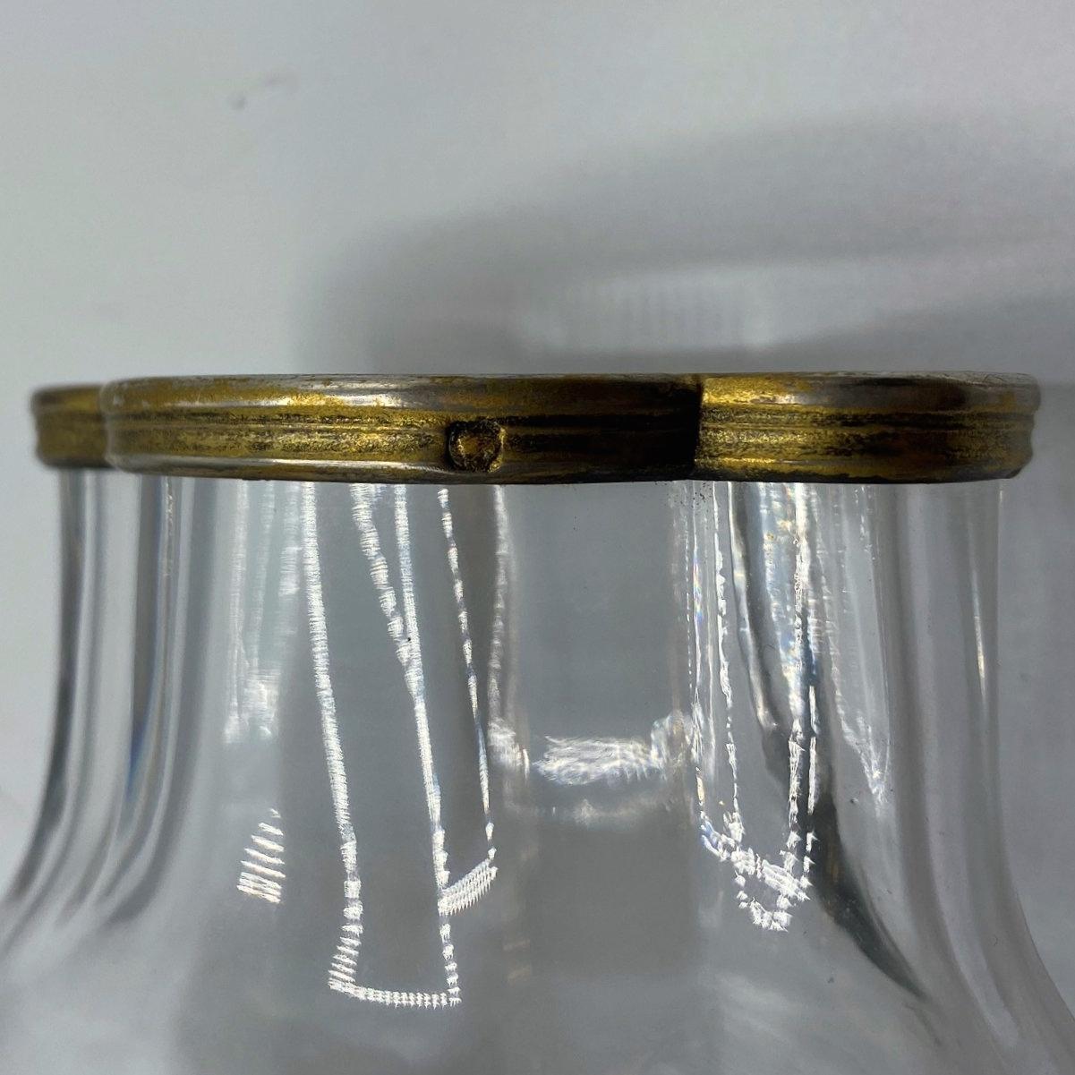 Baccarat zugeschriebene gravierte Vase aus vergoldetem Silber mit Kristallbeschlägen im Angebot 5