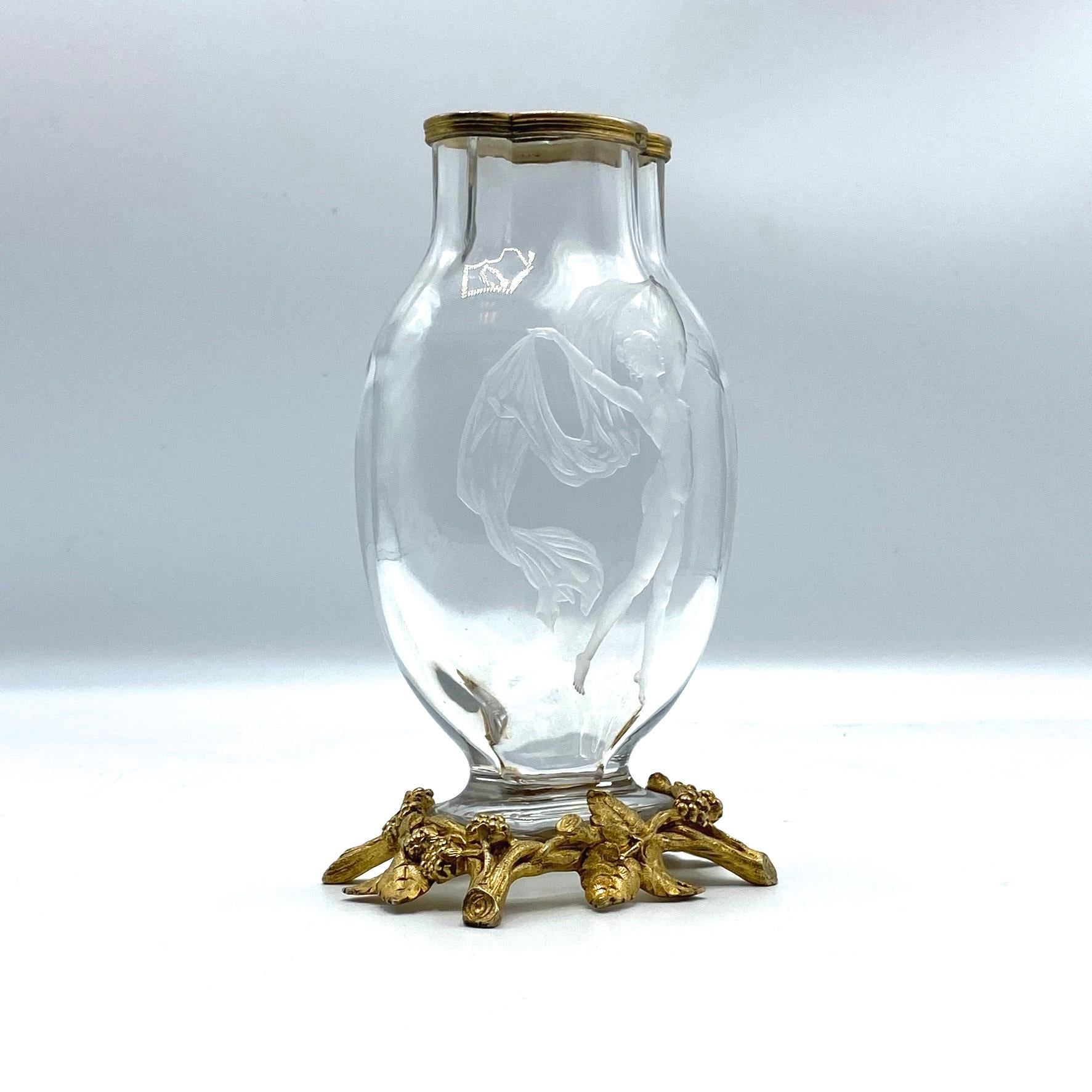 Baccarat zugeschriebene gravierte Vase aus vergoldetem Silber mit Kristallbeschlägen (Graviert) im Angebot