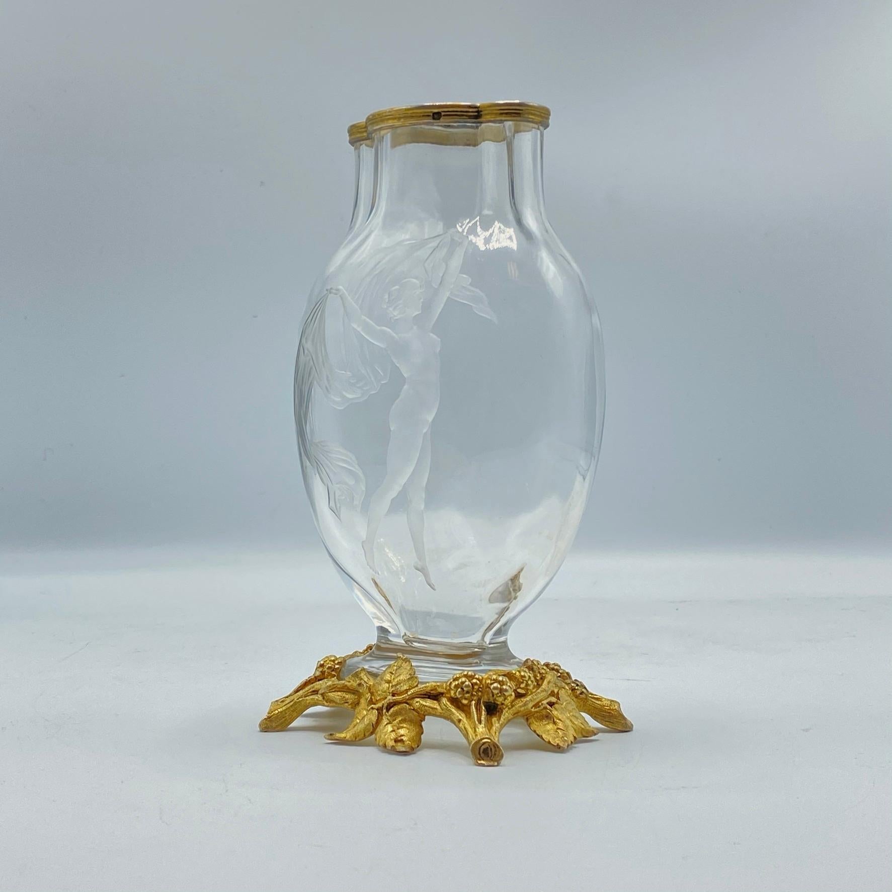 Baccarat zugeschriebene gravierte Vase aus vergoldetem Silber mit Kristallbeschlägen im Zustand „Gut“ im Angebot in New York, NY