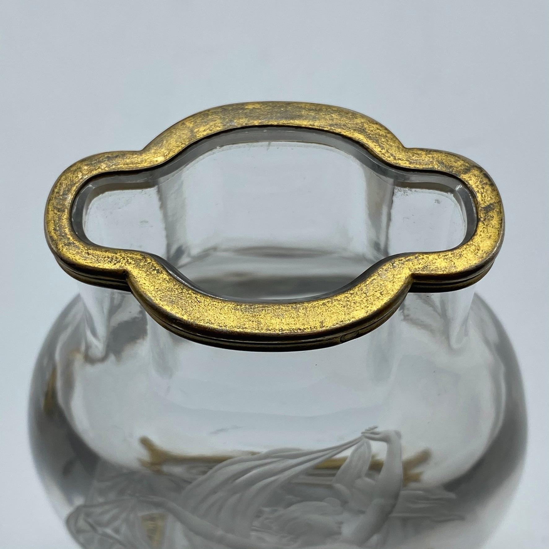 Baccarat zugeschriebene gravierte Vase aus vergoldetem Silber mit Kristallbeschlägen (19. Jahrhundert) im Angebot