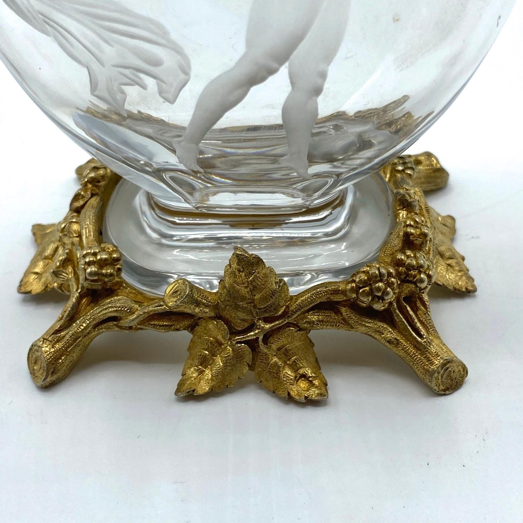Baccarat zugeschriebene gravierte Vase aus vergoldetem Silber mit Kristallbeschlägen (Sterlingsilber) im Angebot
