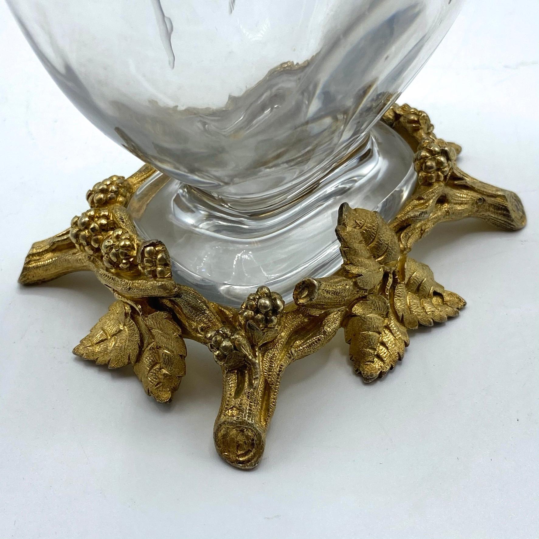 Baccarat zugeschriebene gravierte Vase aus vergoldetem Silber mit Kristallbeschlägen im Angebot 1