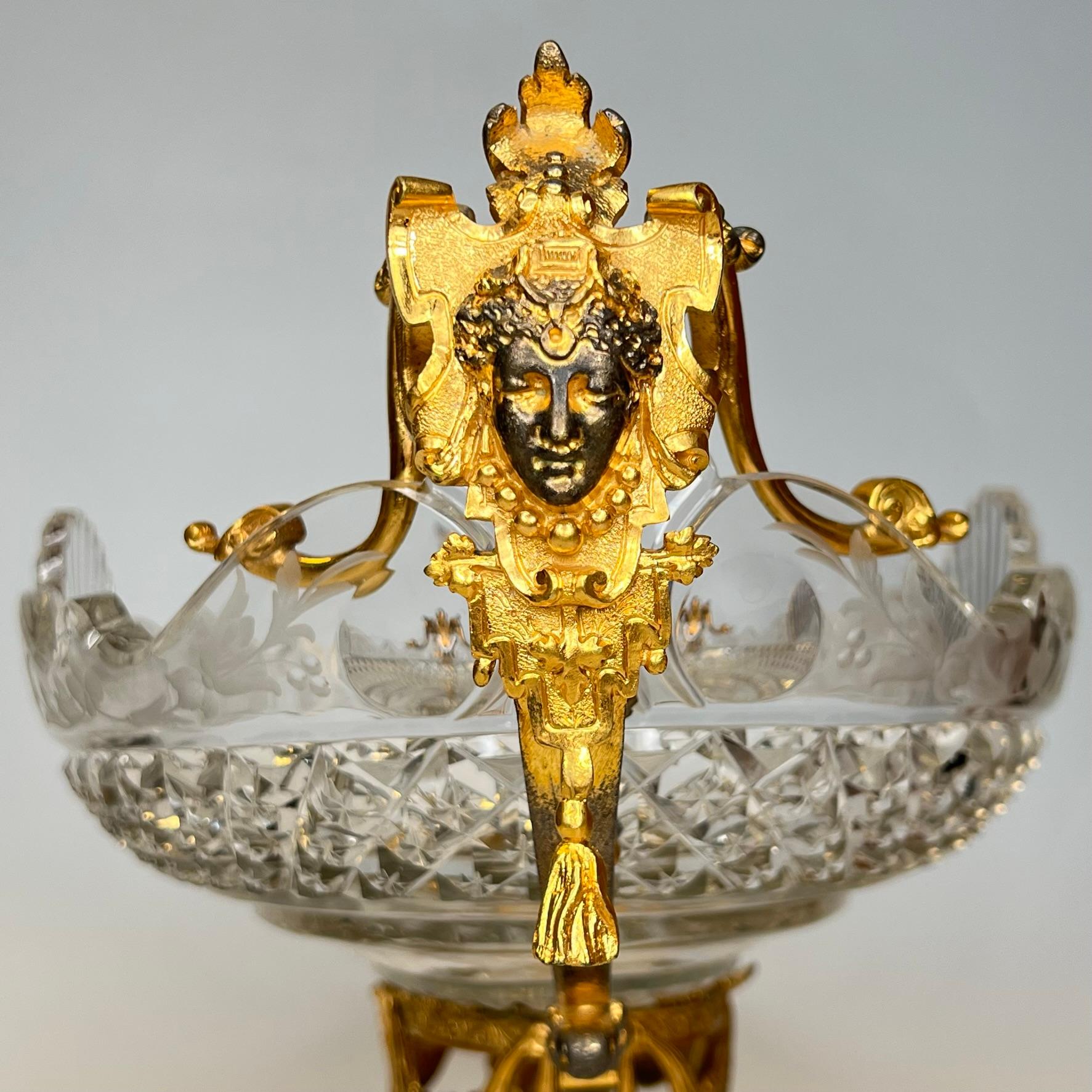 Centro de mesa de bronce dorado y cristal tallado atribuido a Baccarat en venta 4
